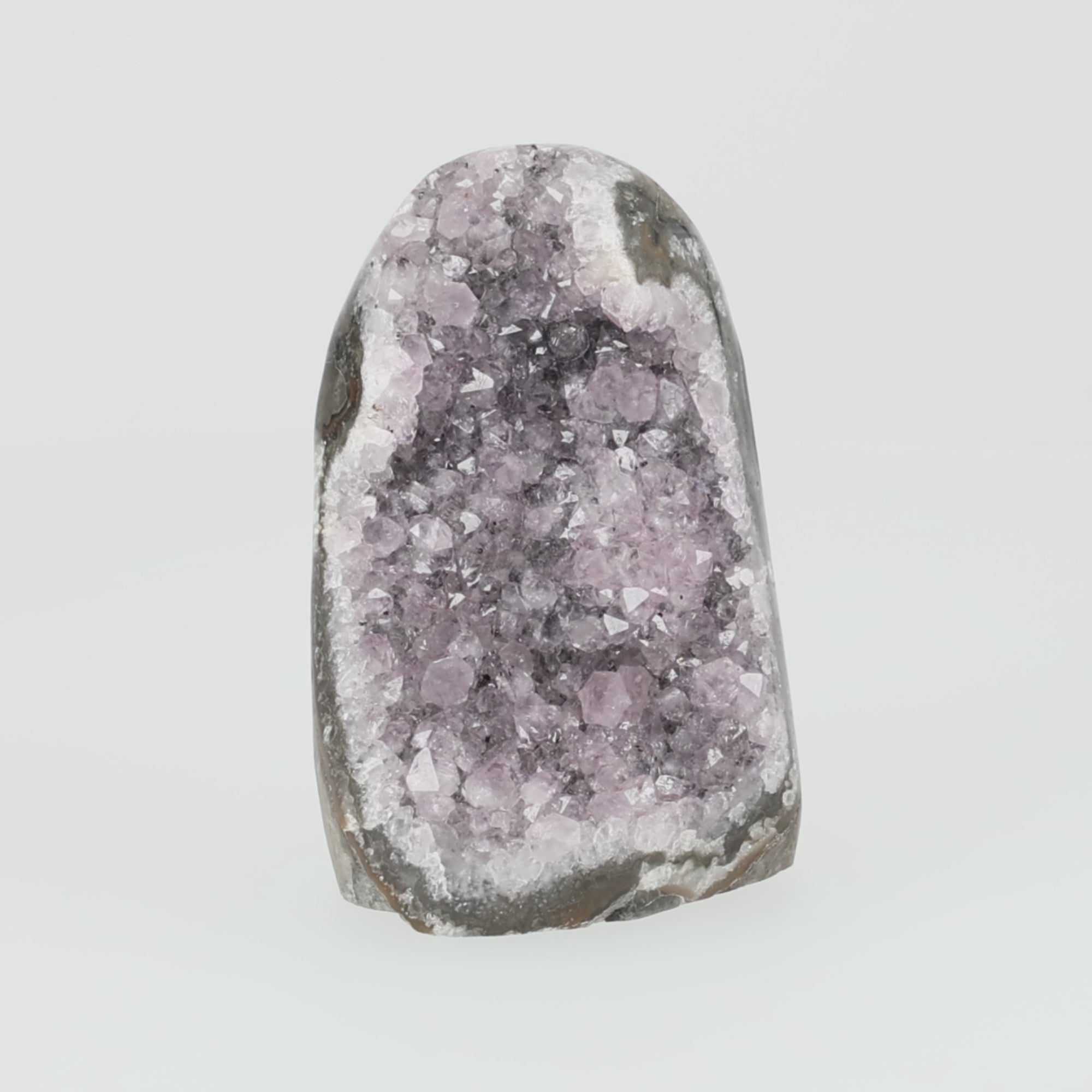 Load video: Amethyst Cut Base aus Uruguay – Elegante Kristallstruktur in sanften Violetttönen 1442g (#556)