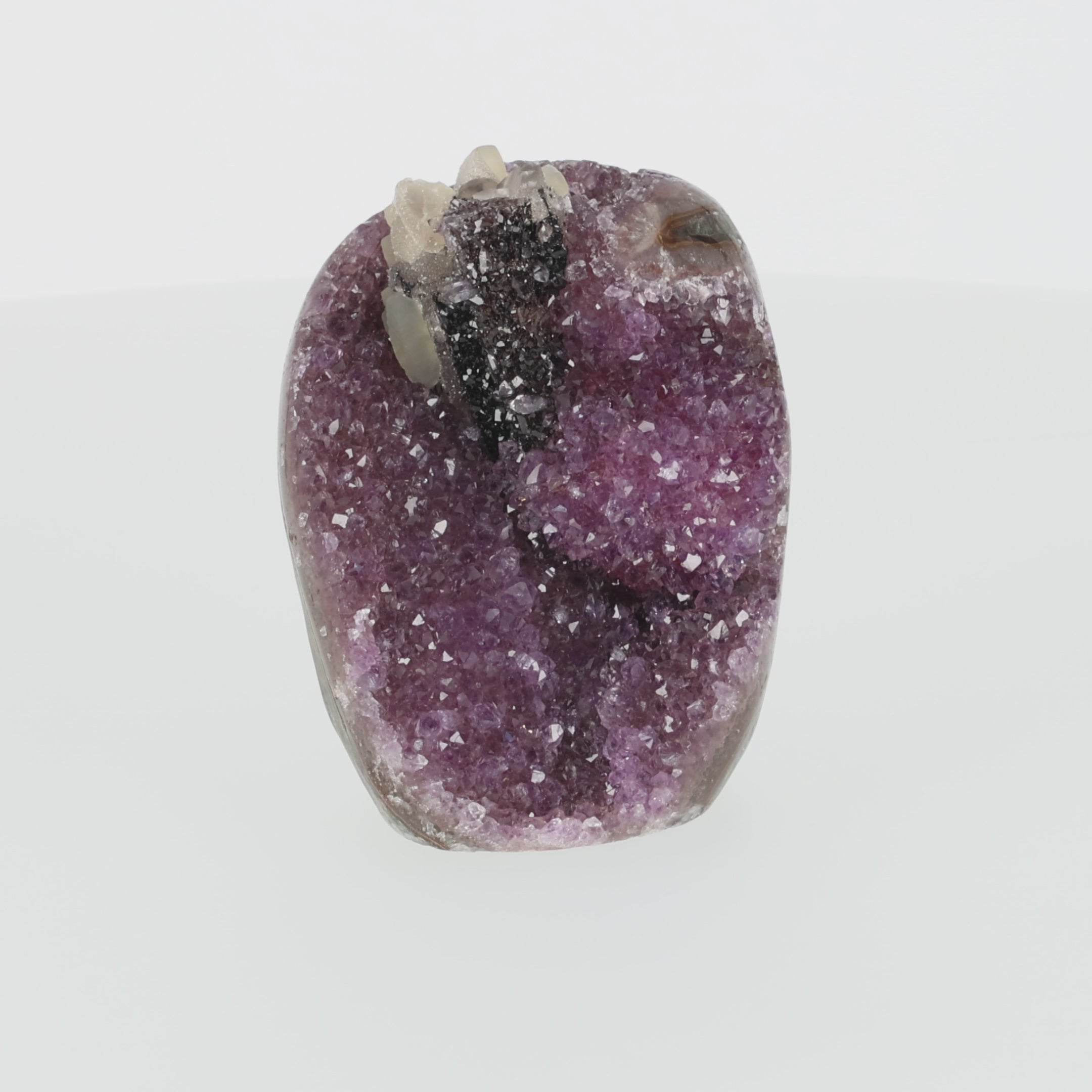 Video laden: Amethyst mit Calcit aus Uruguay, Amethystkristalle mit hellen Calcitformationen, natürlich gewachsenes Mineralunikat.
