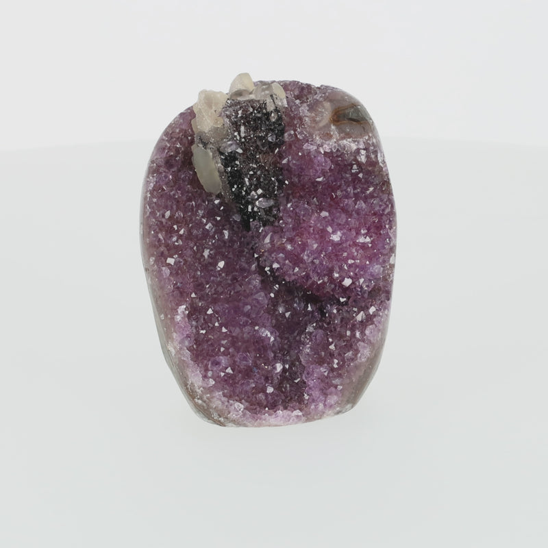 Amethyst mit Calcit aus Uruguay, Amethystkristalle mit hellen Calcitformationen, natürlich gewachsenes Mineralunikat.