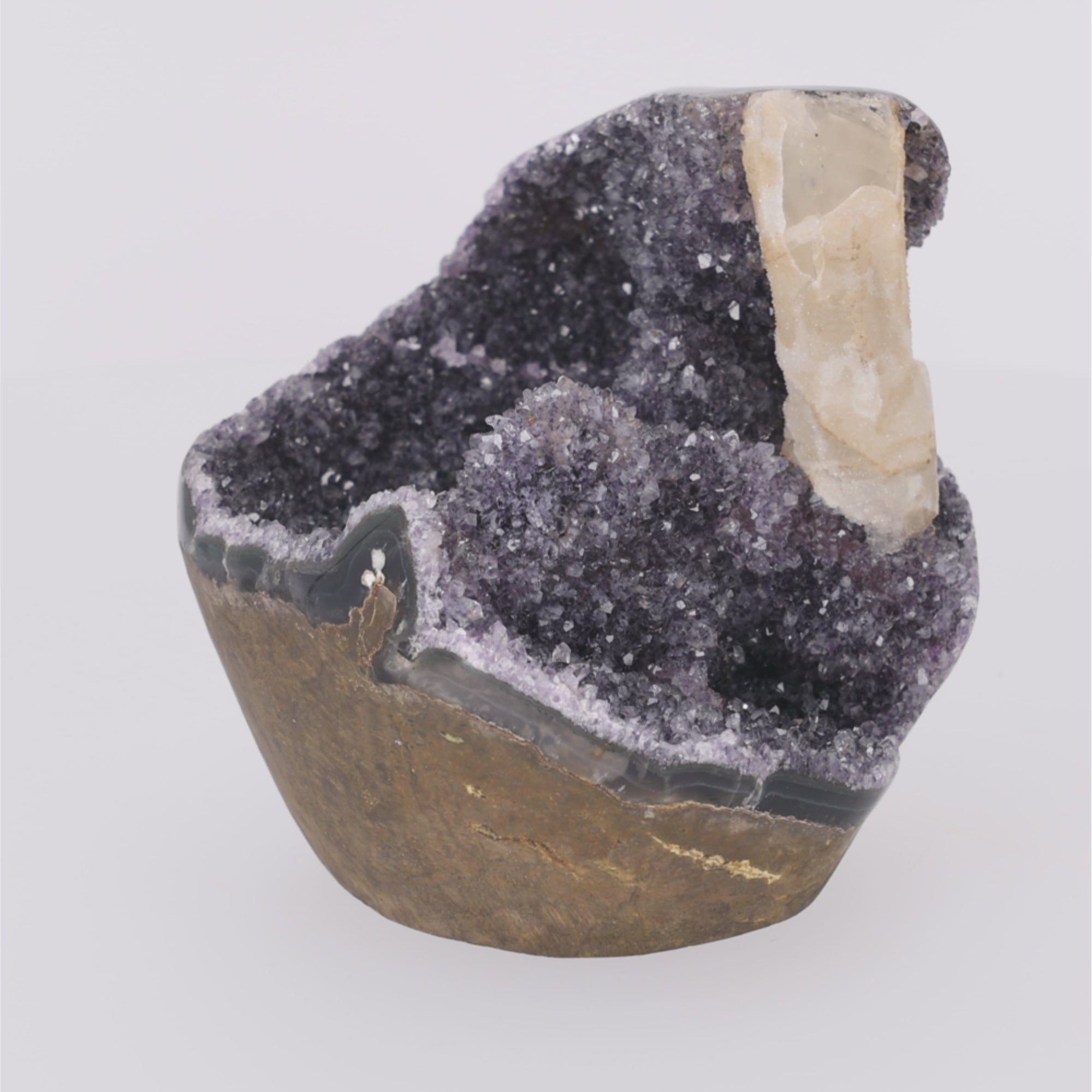 Video laden: Amethyst Dark Crown ✦ Amethyst mit Calcit-Kristall – 2998 g Kristall-Unikat (#965)