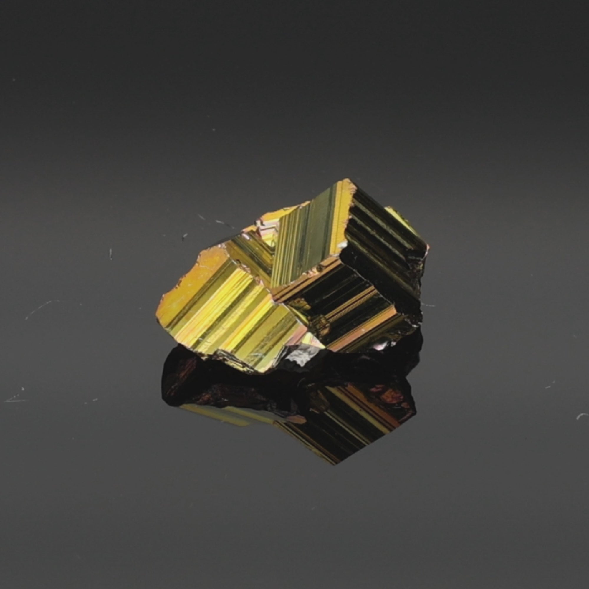 Load video: Titan Spark – Rainbow Pyrit aus Borneo, Indonesien – 31,91 g – Mineralien-Unikat (#1116)