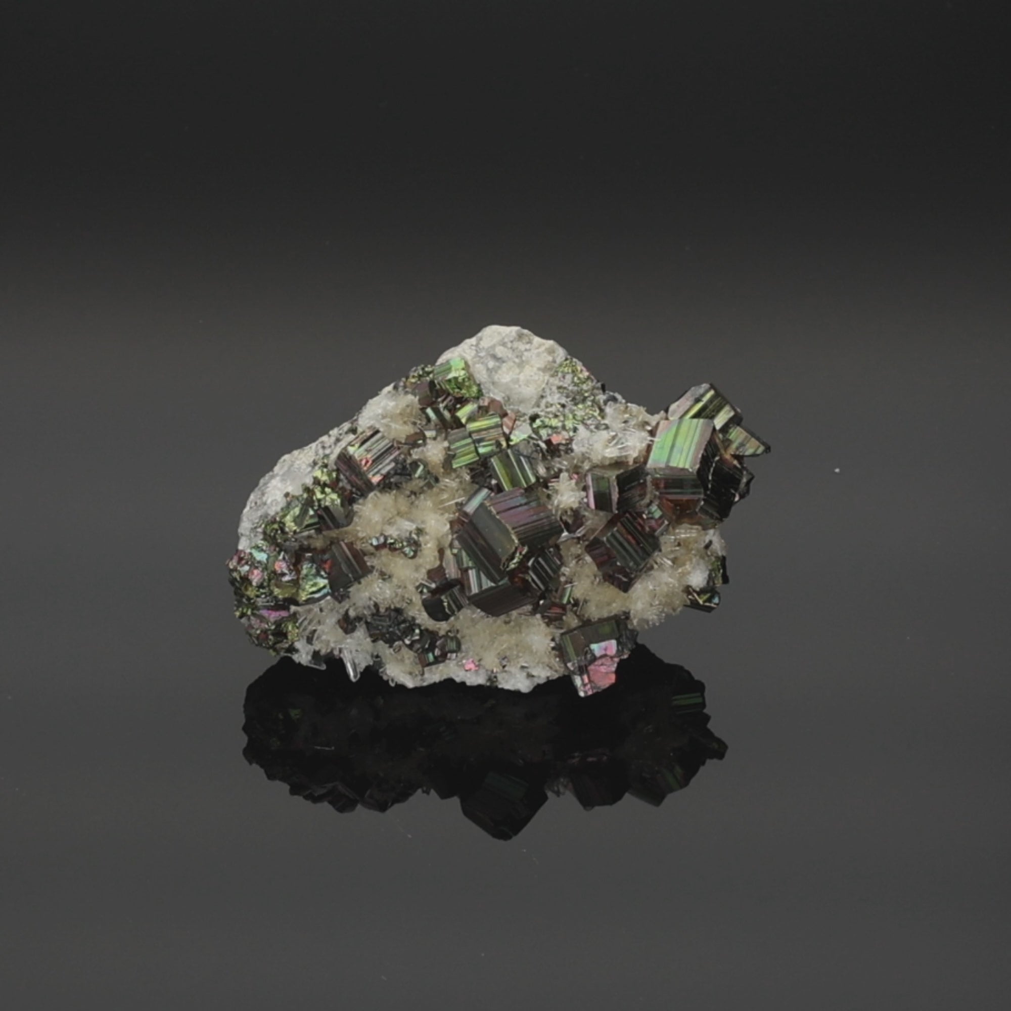 Video laden: Aurora Shard – Rainbow Pyrit aus Borneo, Indonesien – 99 g – Mineralien-Unikat (#1088)