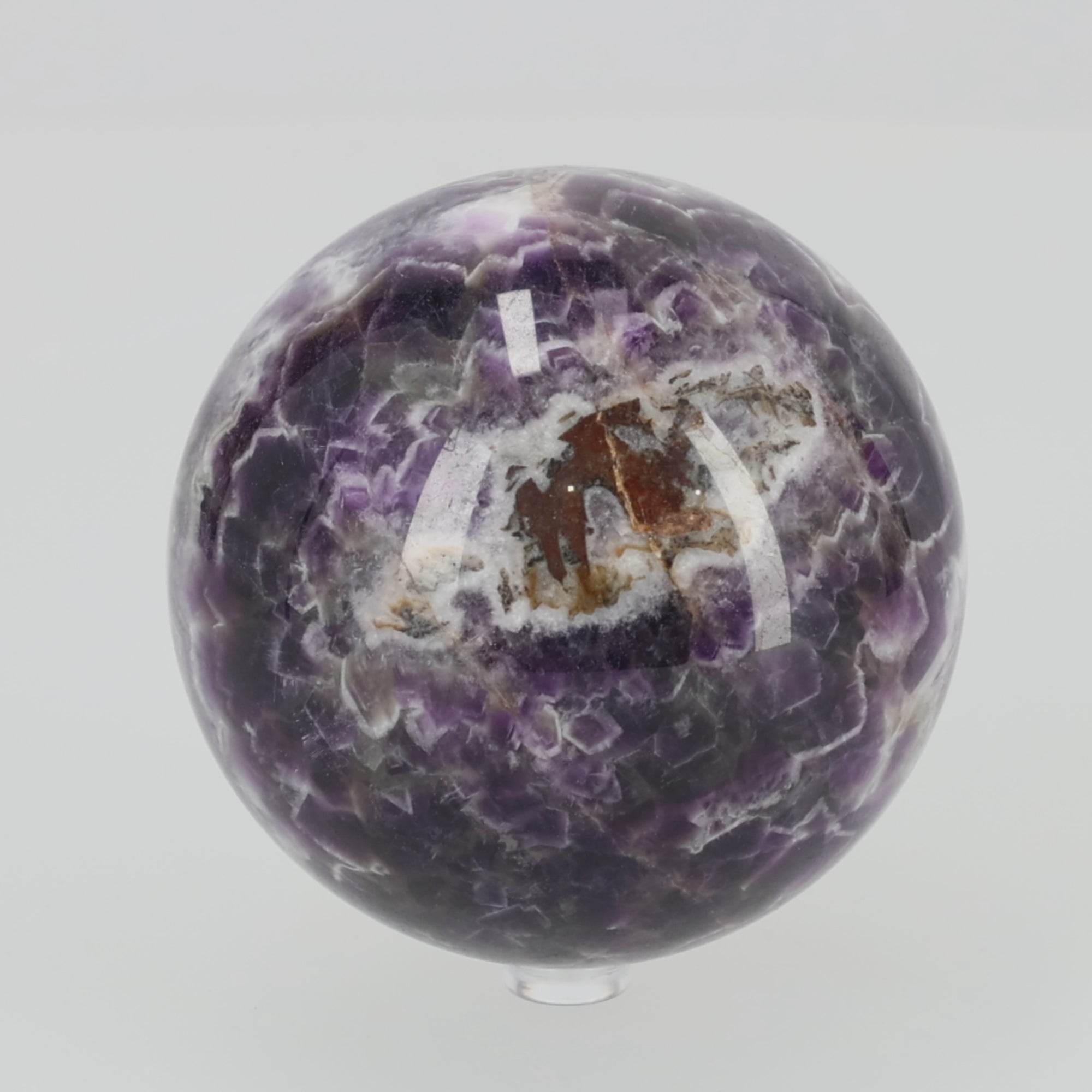Load video: Chevron Amethyst Kugel aus Brasilien – Ausdrucksstarke Bänderung in perfekter Kugelform | 1268g Unikat (#616)