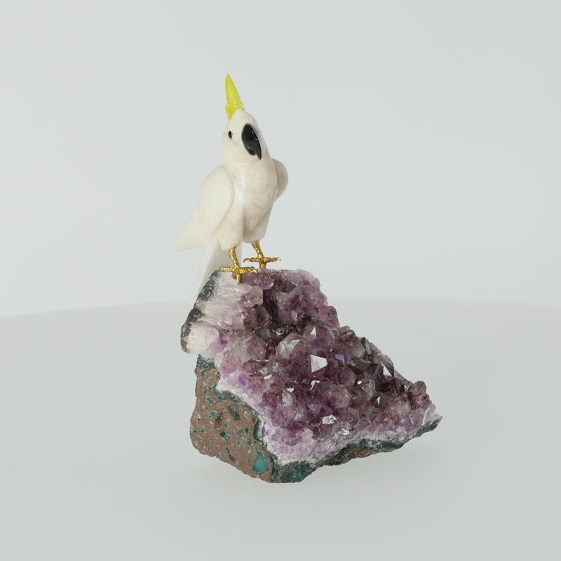 Amethyst-, Bergkristall- oder Achatstein aus Brasilien mit handgearbeiteten Vogelminiaturen aus verschiedenen Natursteinen.