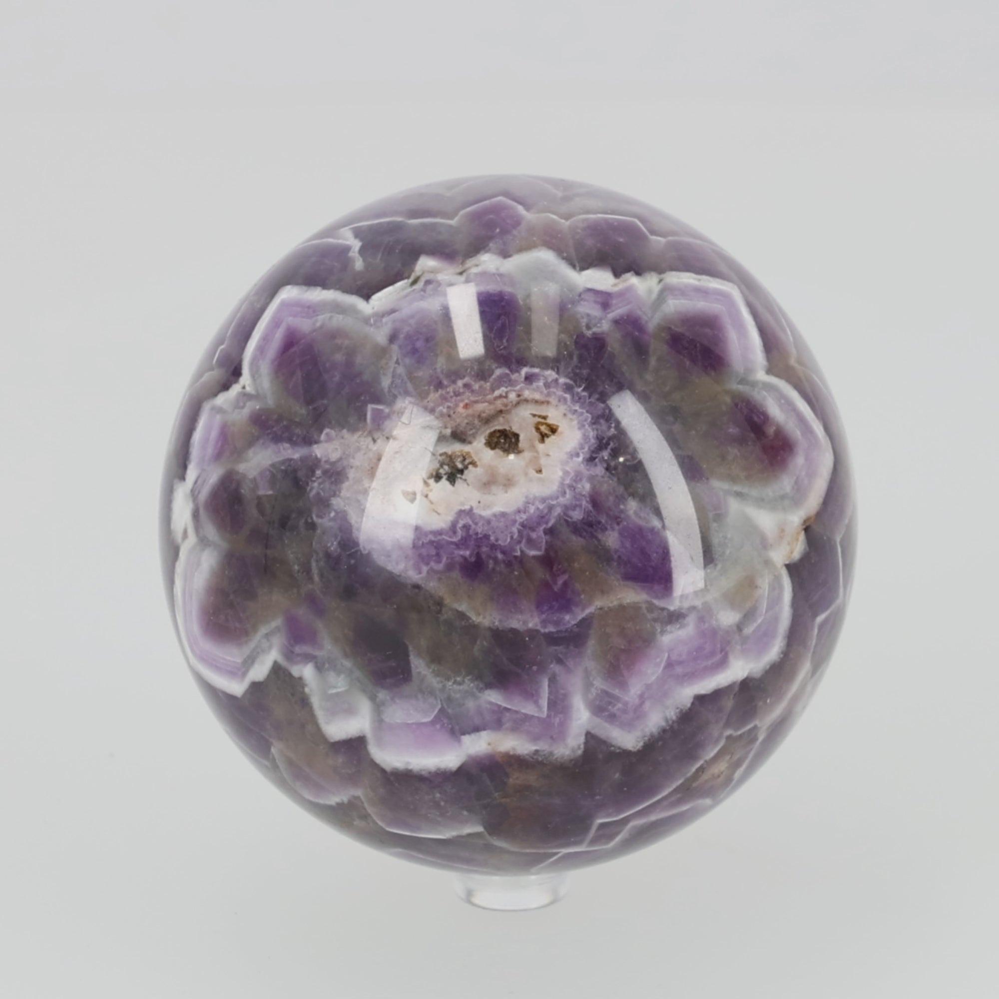 Video laden: Chevron Amethyst Kugel aus Brasilien – Ausdrucksstarke Bänderung in perfekter Kugelform | 1115g Unikat (#615)