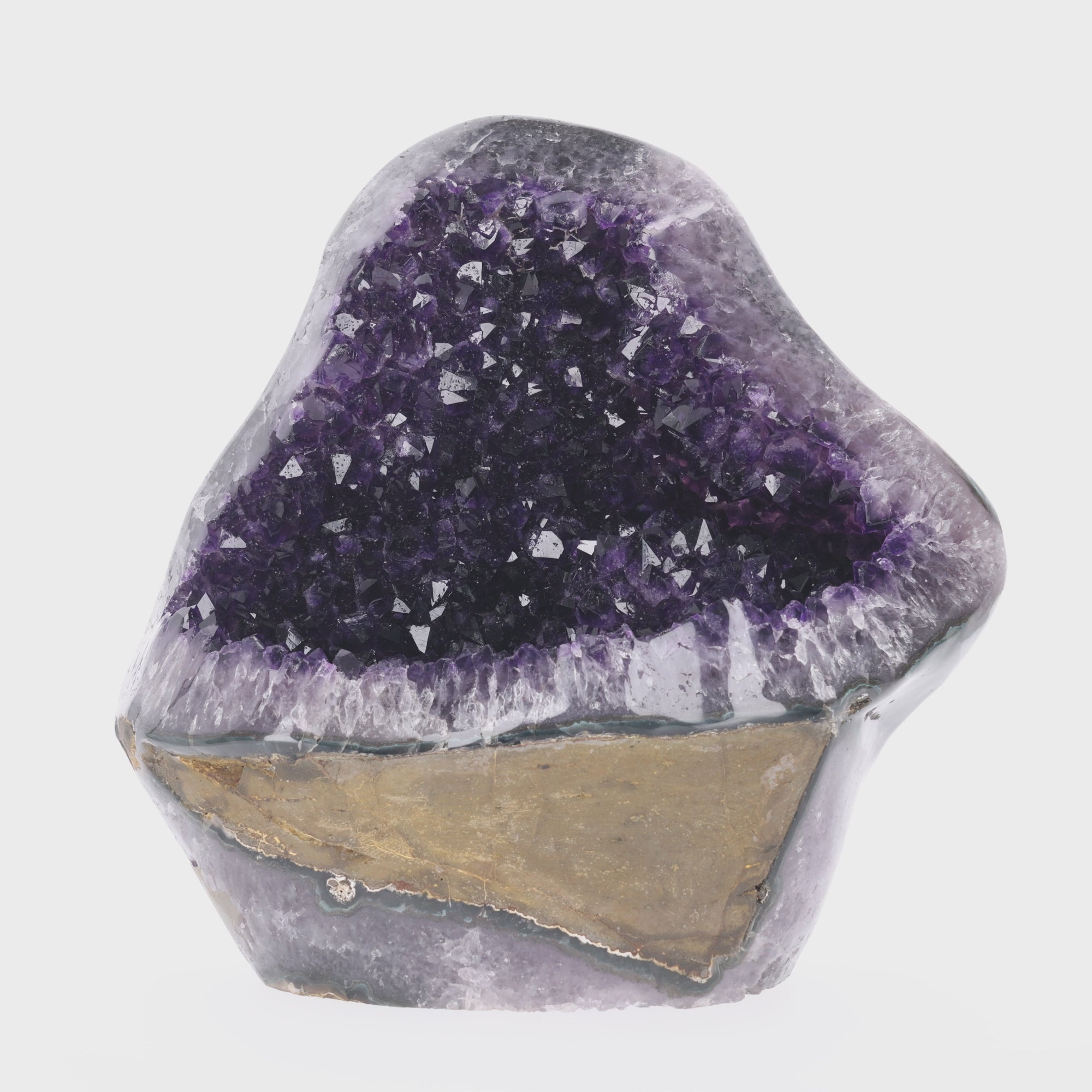 Video laden: Amethyst Geode „Purple Face“ - 17,5 kg (#075)