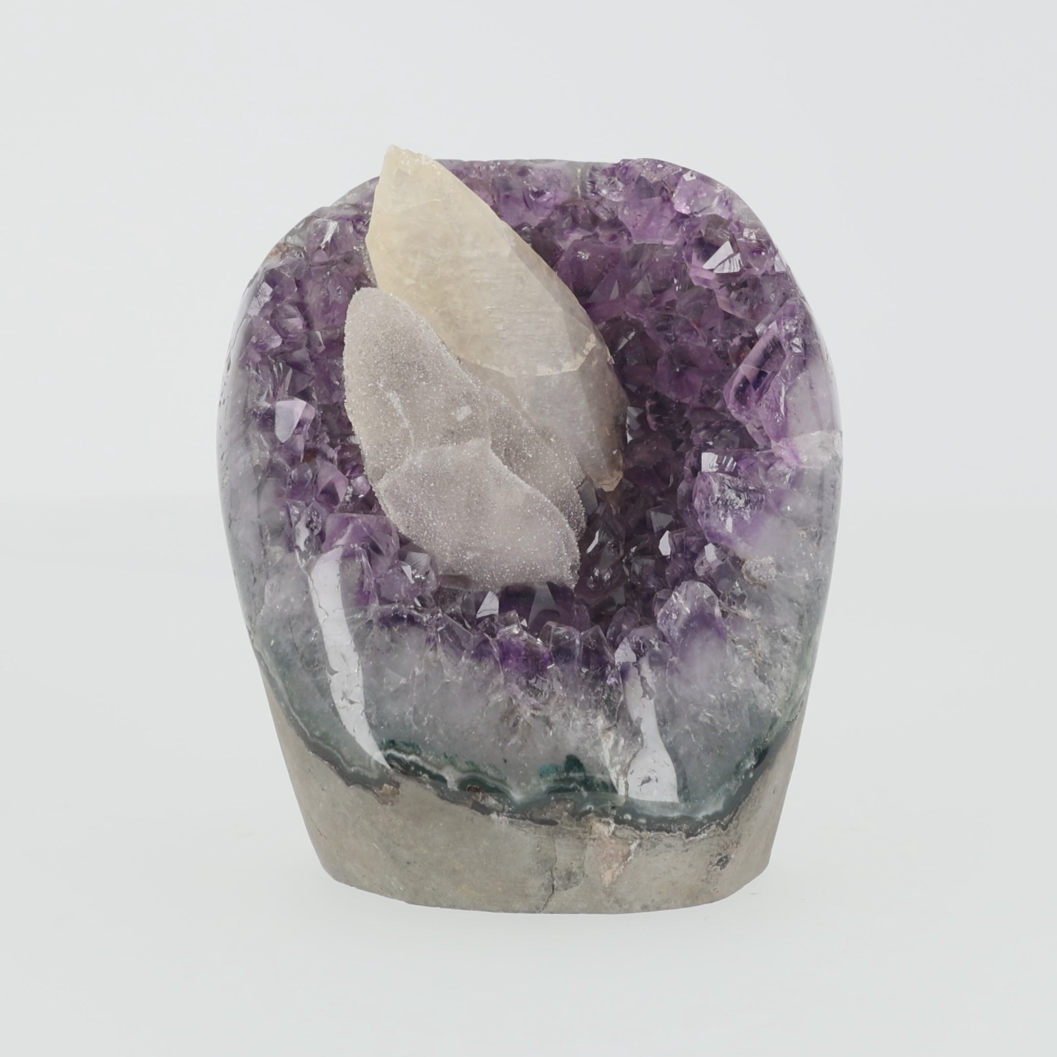 Video laden: Amethyst-Druse „Eislicht“ – Amethyst Geode mit natürlichem Calcit-Kristall (#430)