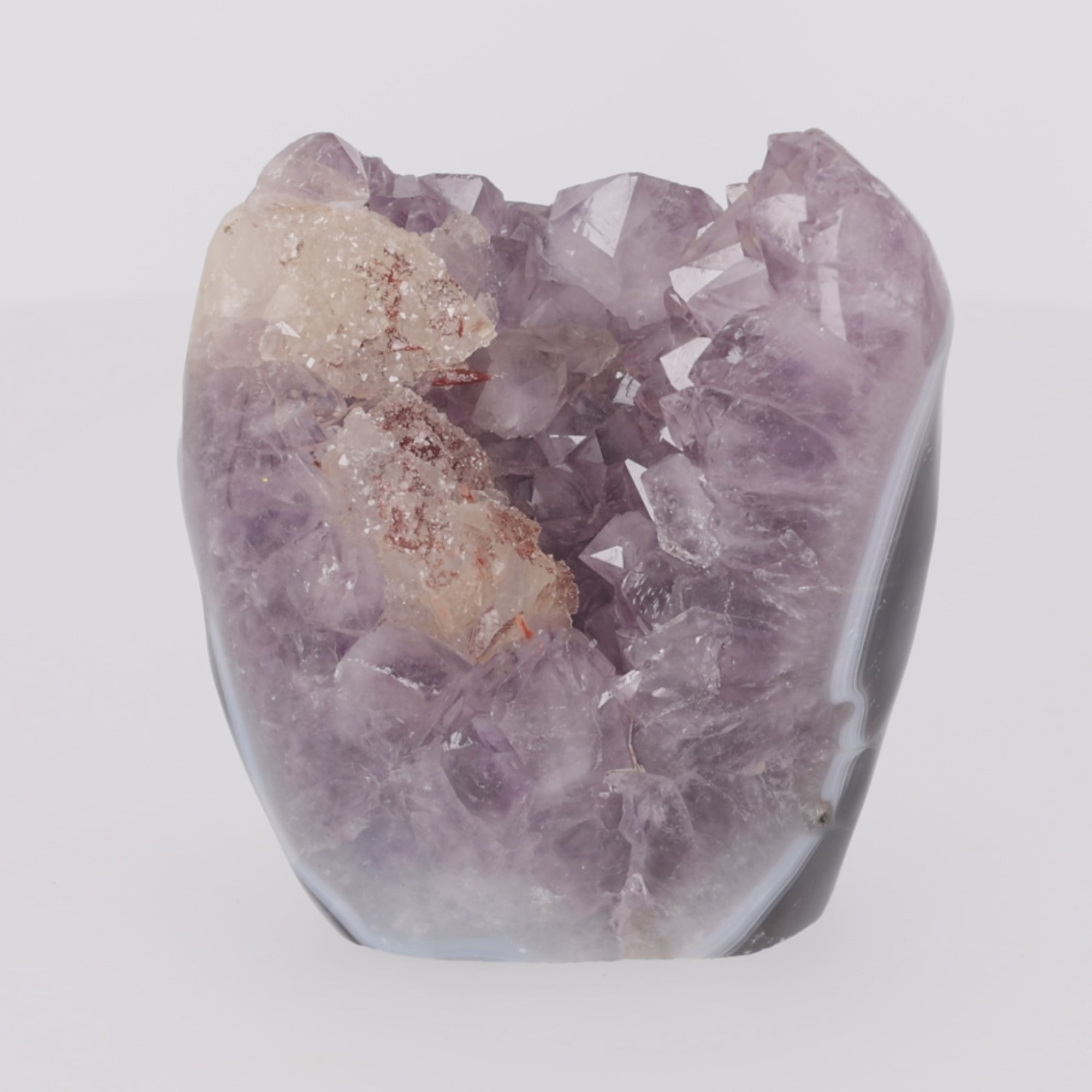 Video laden: Rose Fire ✦ Amethyst mit Calcit &amp; Hämatit-Einschlüssen – 2395 g Kristall-Unikat (#961)