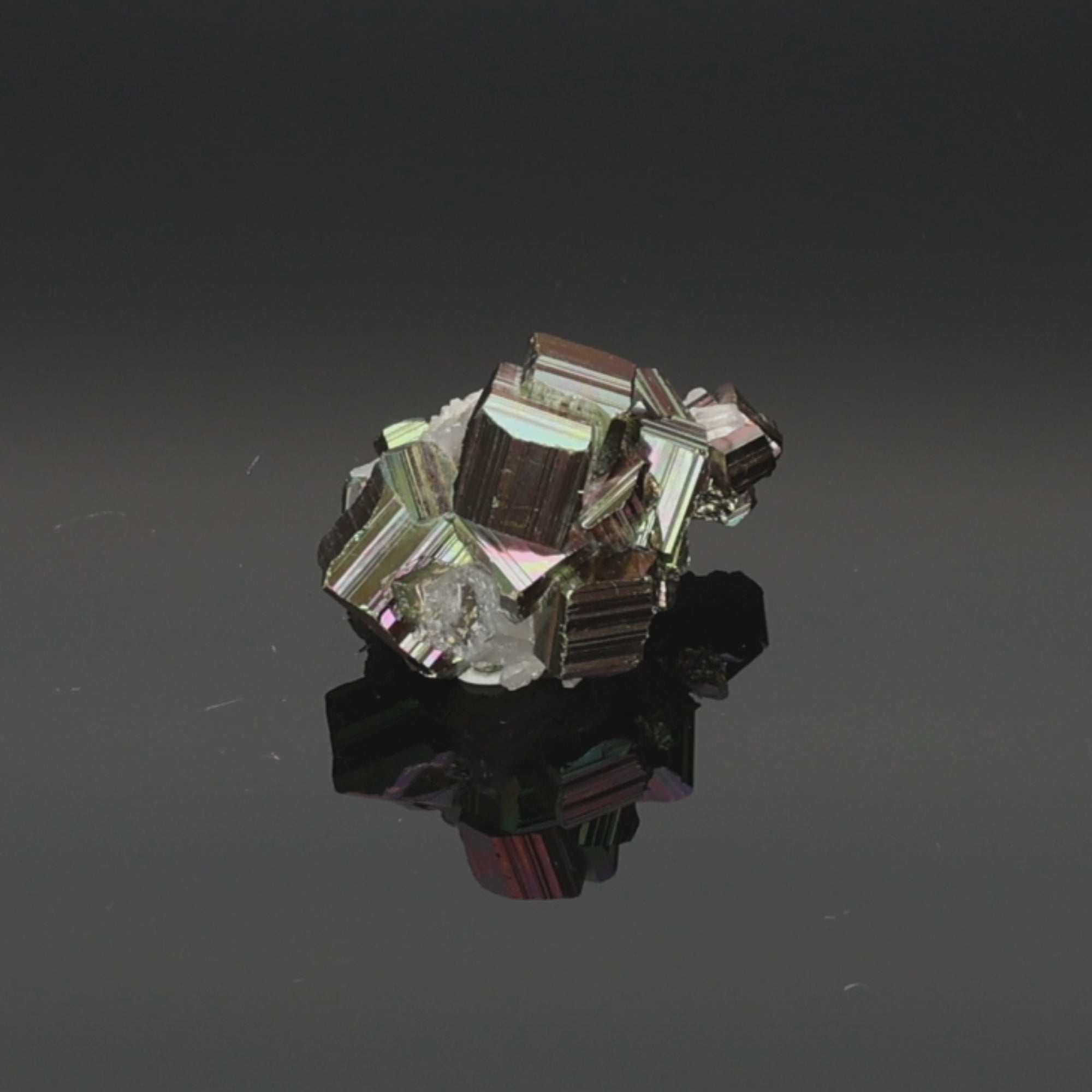 Load video: Prism Spark – Rainbow Pyrit aus Borneo, Indonesien – 24,65 g – Mineralien-Unikat (#1112)