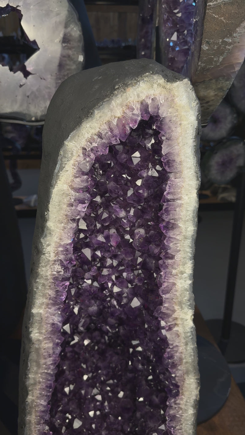 Amethyst Cathedral aus Brasilien mit intensiver violetter Kristallstruktur als Teil eines Zwillingspaares