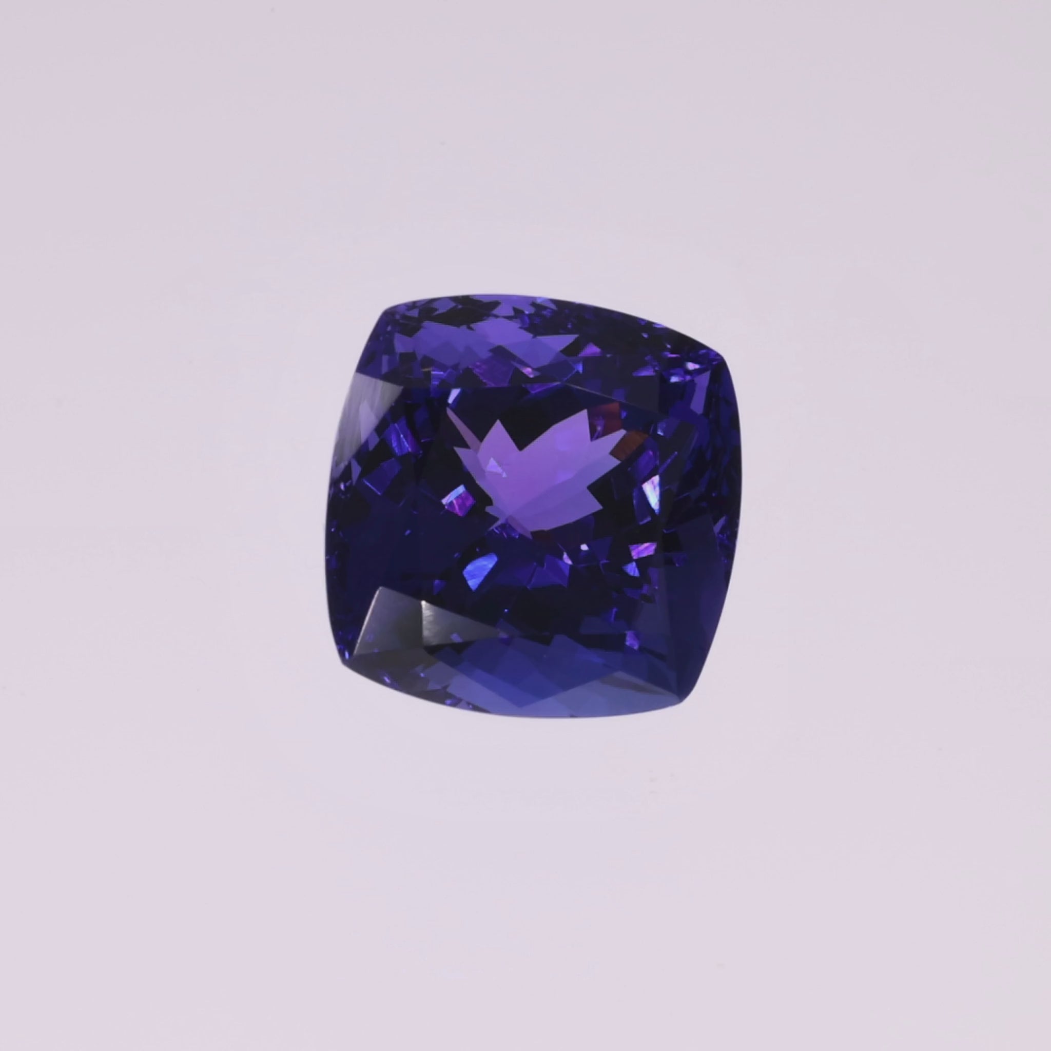 Video laden: Tansanit "Noctis Blue" 20,12 ct - Intense Violetish Blue - IGI Certified