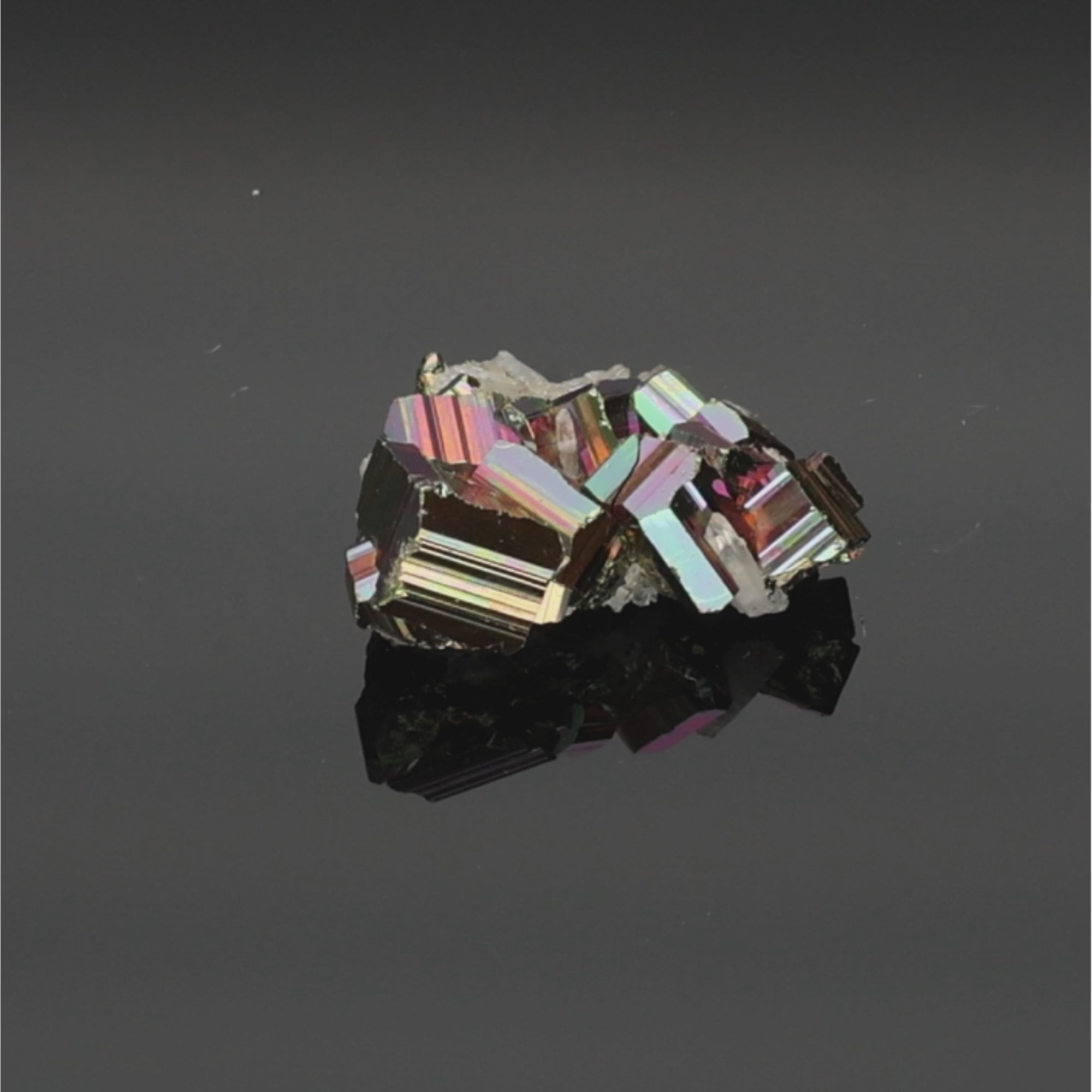 Load video: Lunar Flash – Rainbow Pyrit aus Borneo, Indonesien – 46,47 g – Mineralien-Unikat (#1098)