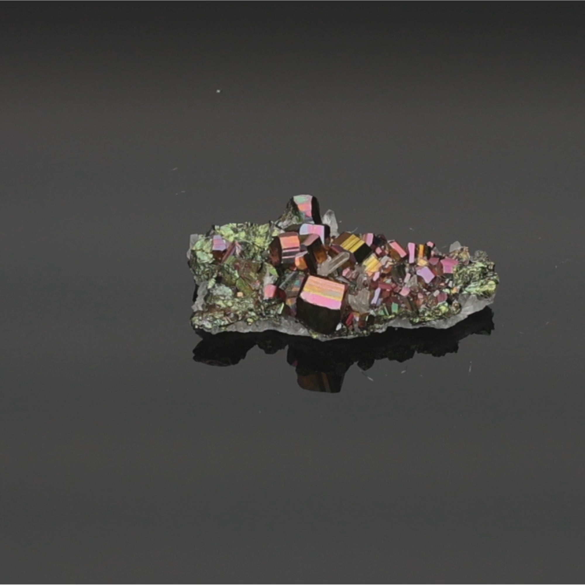 Load video: Cosmic Spark – Rainbow Pyrit aus Borneo, Indonesien – 19,99 g – Mineralien-Unikat (#1096)