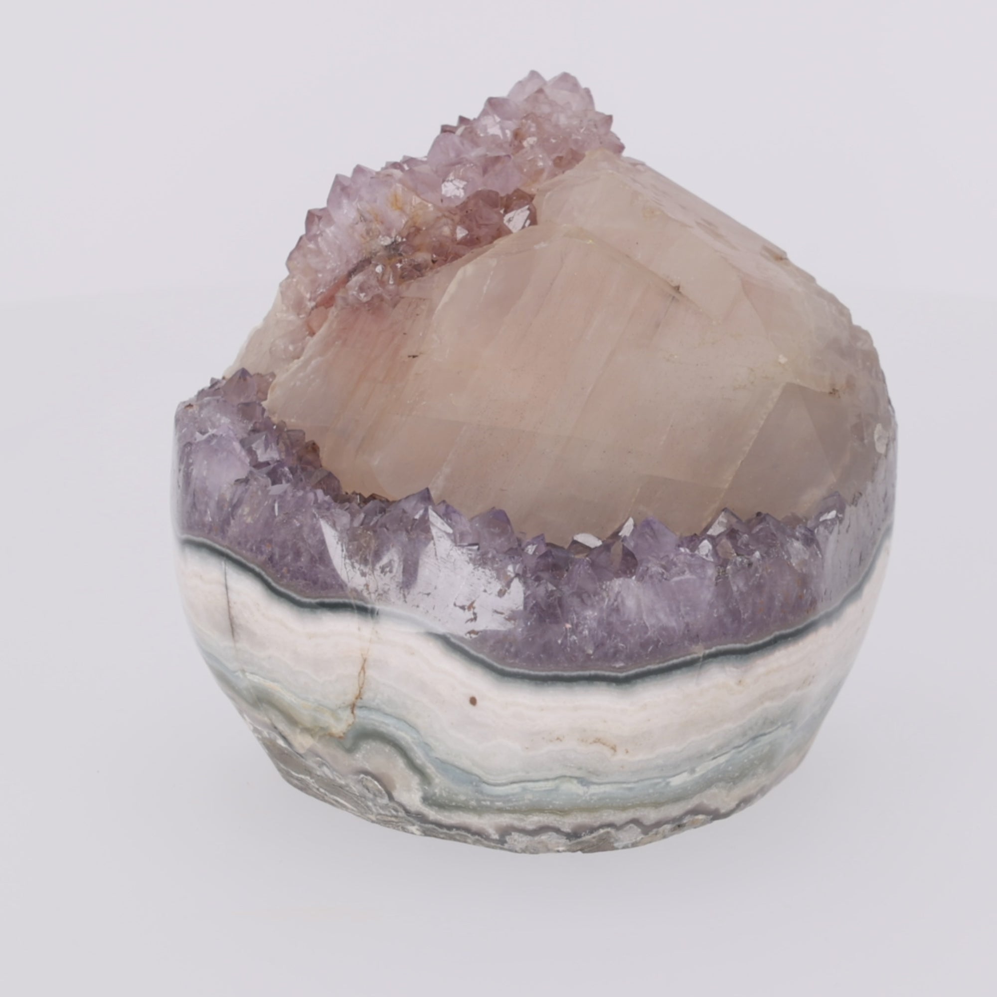 Video laden: Ivory Mountain ✦ Amethyst mit großer Calcit-Formation – 4156 g Kristall-Unikat (#977)