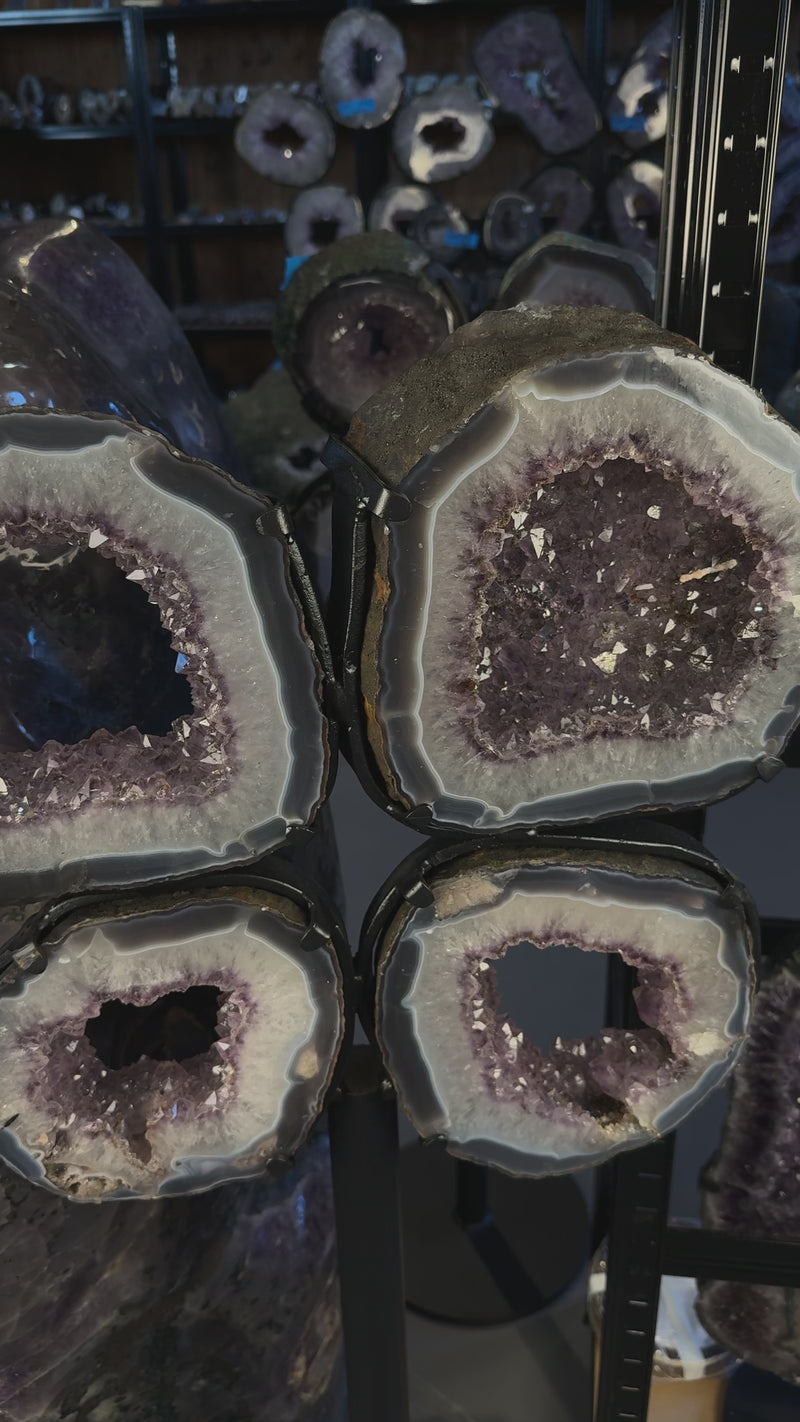 Amethyst Portal Scheiben in Blumenform auf Stahlständer dekorativ angeordnet
