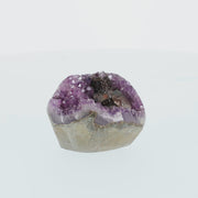 Amethyst mit Calcit aus Uruguay, Amethystkristalle mit hellen Calcitformationen, natürlich gewachsenes Mineralunikat.