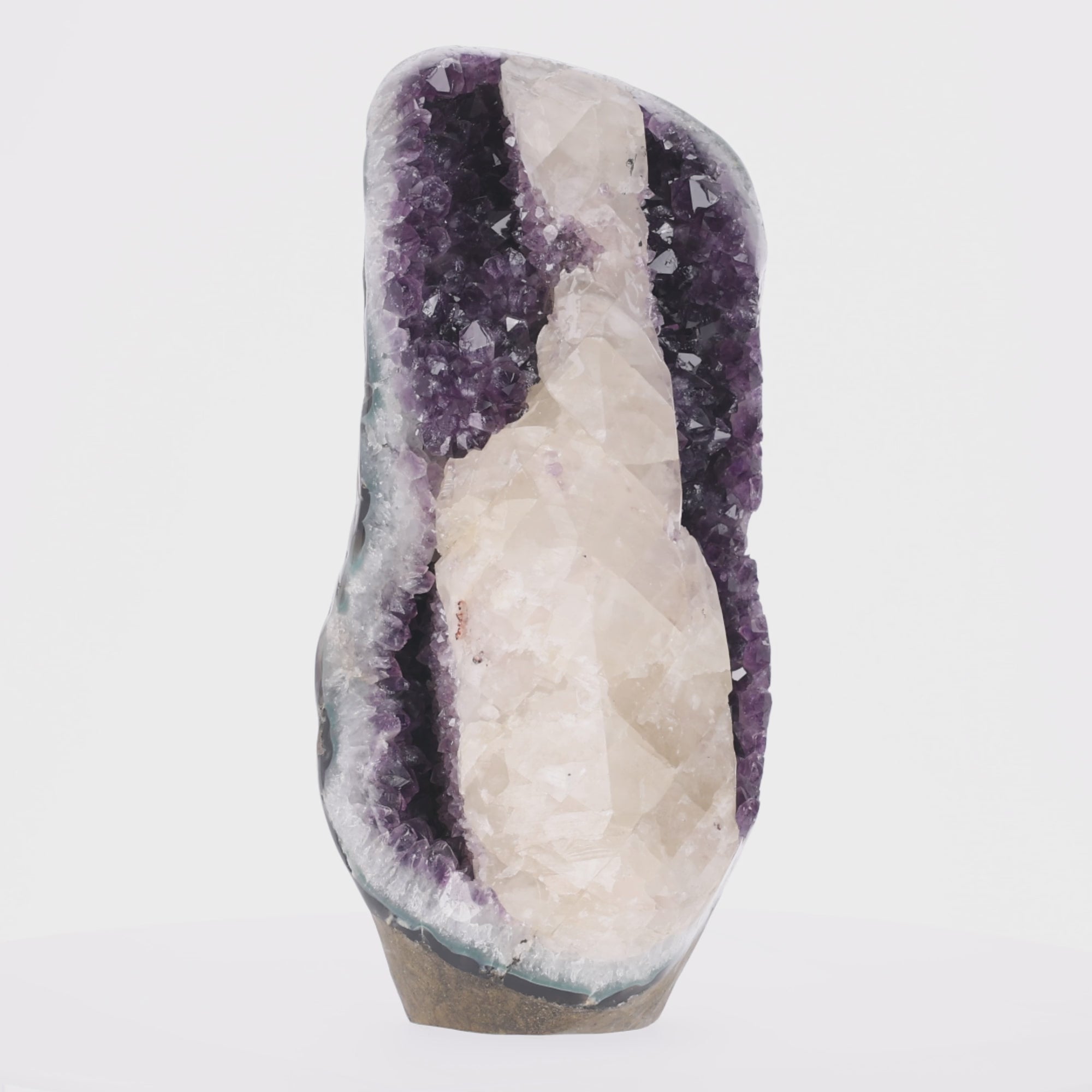 Video laden: Amethyst-Druse „Calcite Split“ – 33,6 kg (#127)