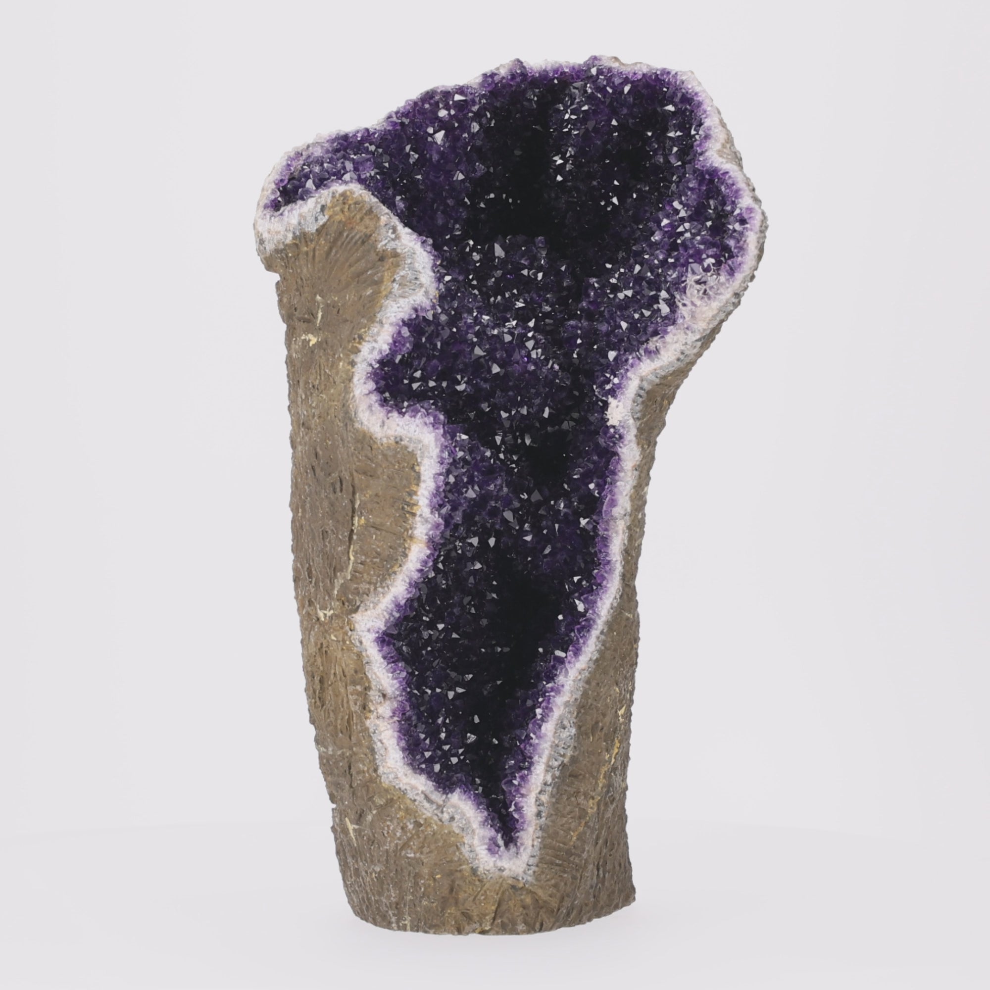 Video laden: Amethyst-Druse „Royal Cavern“ – 33,6 kg (#135)