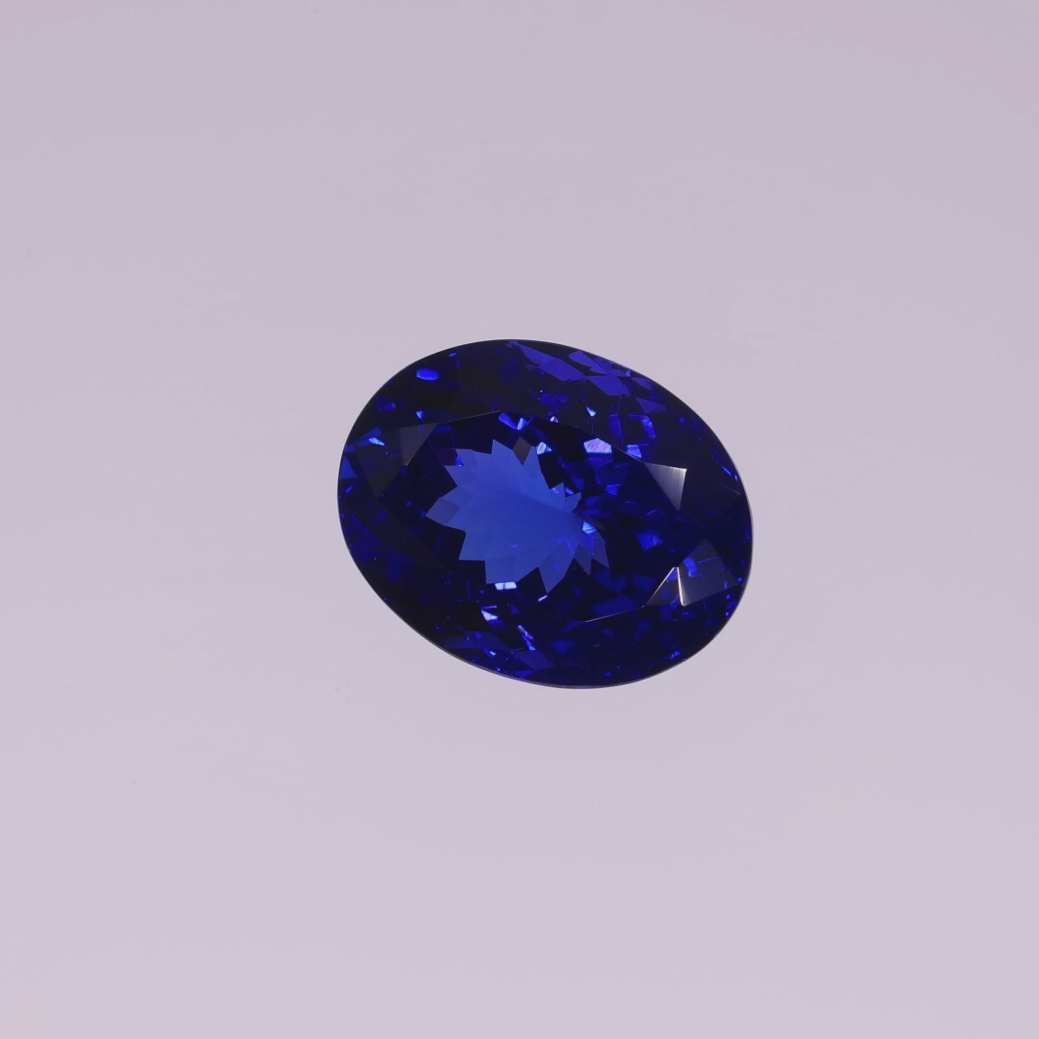 Video laden: Tansanit "Velaris" 20,22 ct - Intense Violetish Blue - IGI Certified