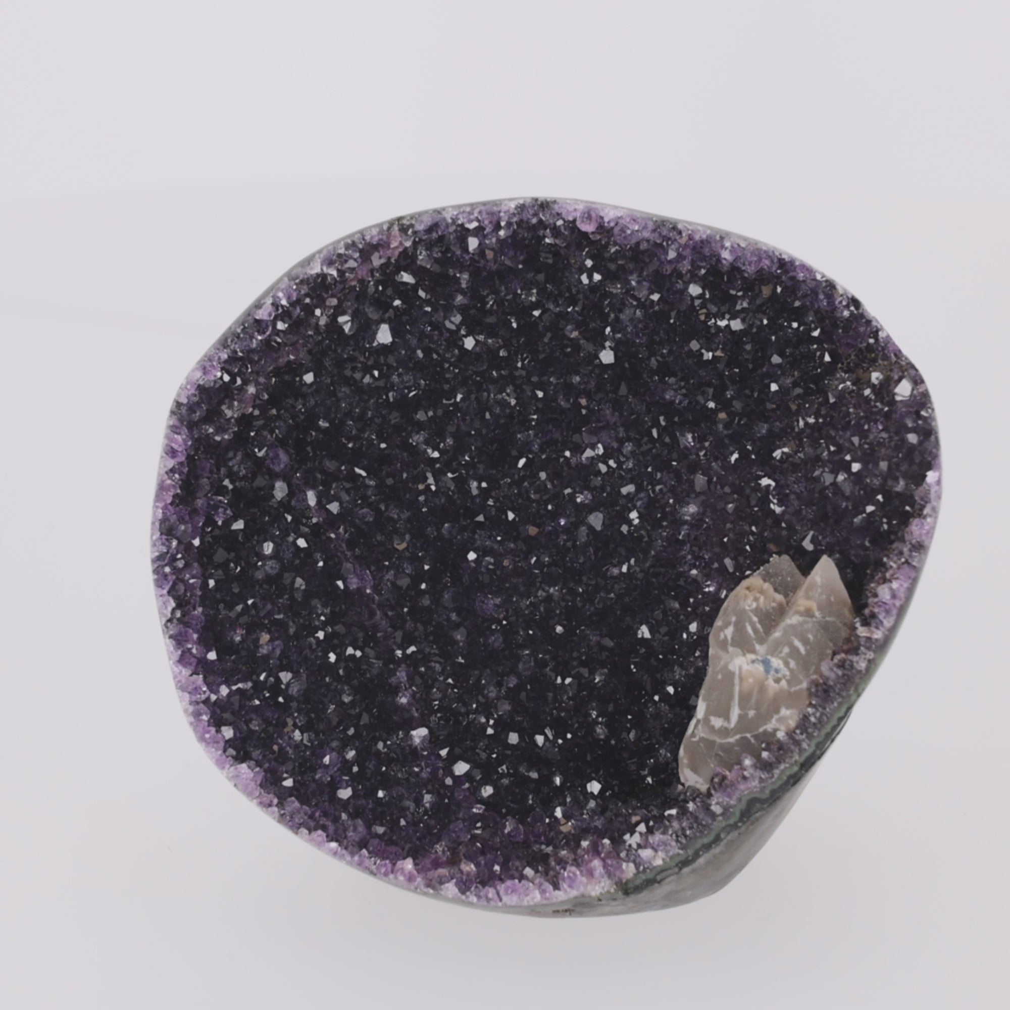 Video laden: Midnight Mirror ✦ Amethystdruse mit Calcit &amp; Turmalin | 1.352 g (#937)
