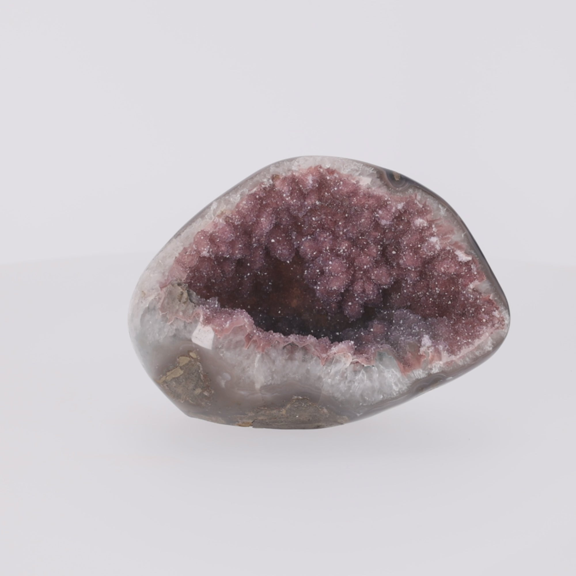 Video laden: Rose Cavern ✦ Amethyst-Druse mit Calcit &amp; schwarzem Turmalin aus Uruguay | 2.657 g (#868)