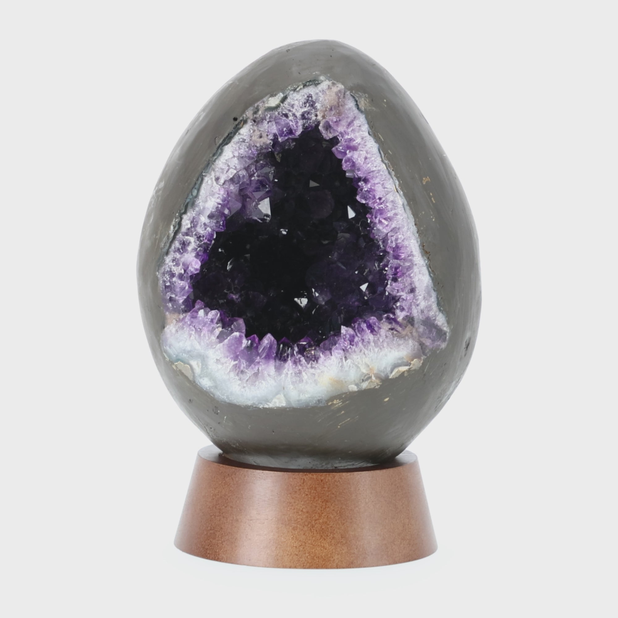 Video laden: Großes Amethyst Ei aus Brasilien mit tiefvioletter Kristalldruse und natürlicher Achatstruktur | 3,929 kg Unikat (#563)