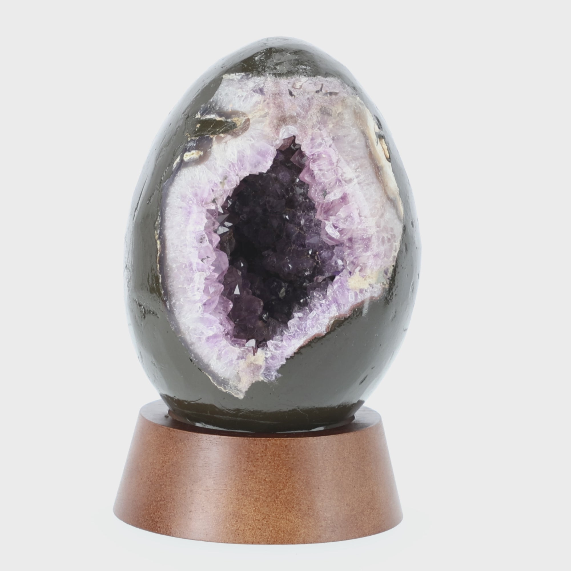 Video laden: Amethyst Aura | Großes Amethyst Ei aus Brasilien mit funkelnder Kristalldruse | 2,150 kg Unikat (#567)