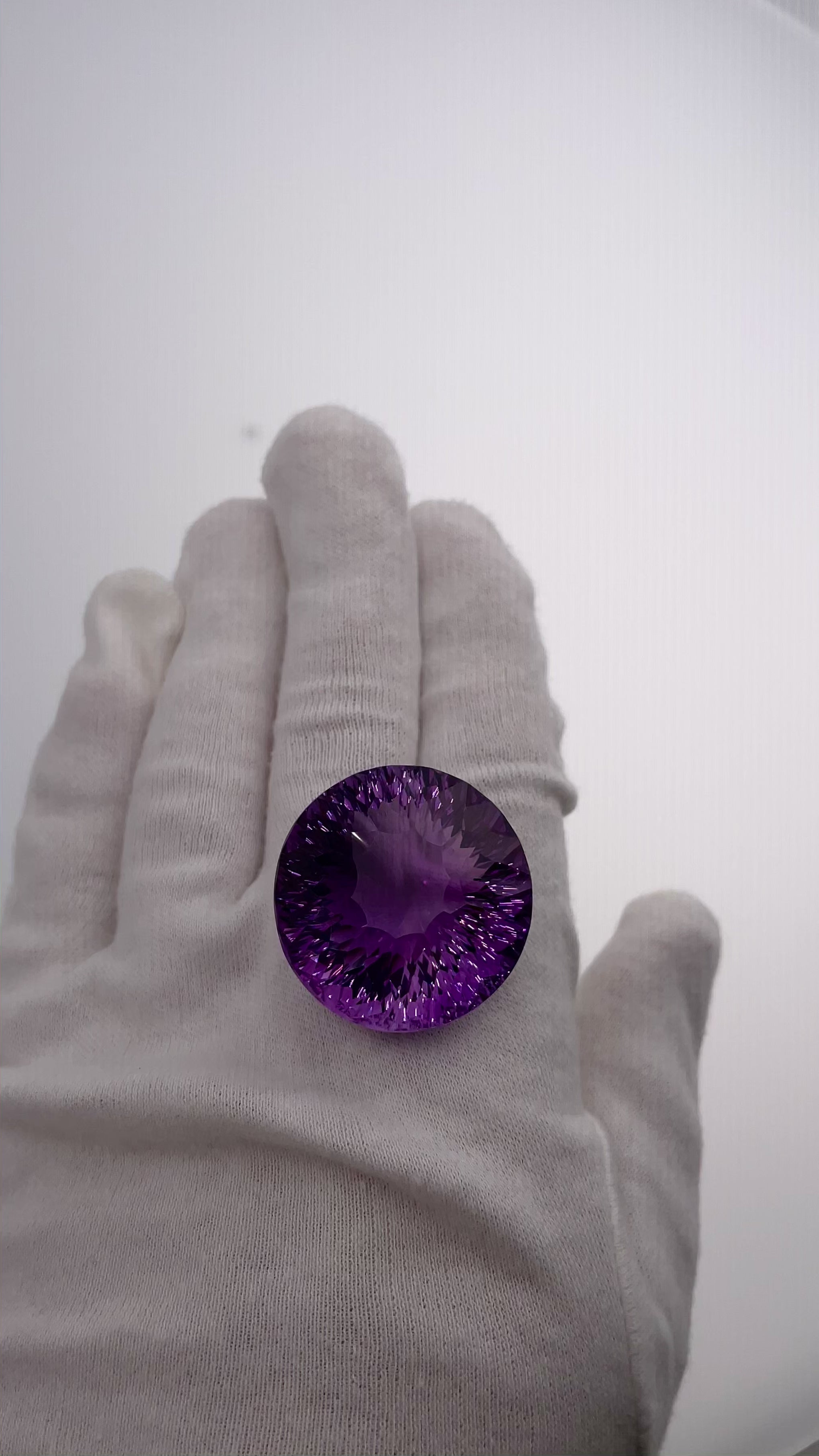 Load video: 18.07 ct Amethyst Oval Cut - Brilliant Deep Violet from Brazil - Premium Allrounder