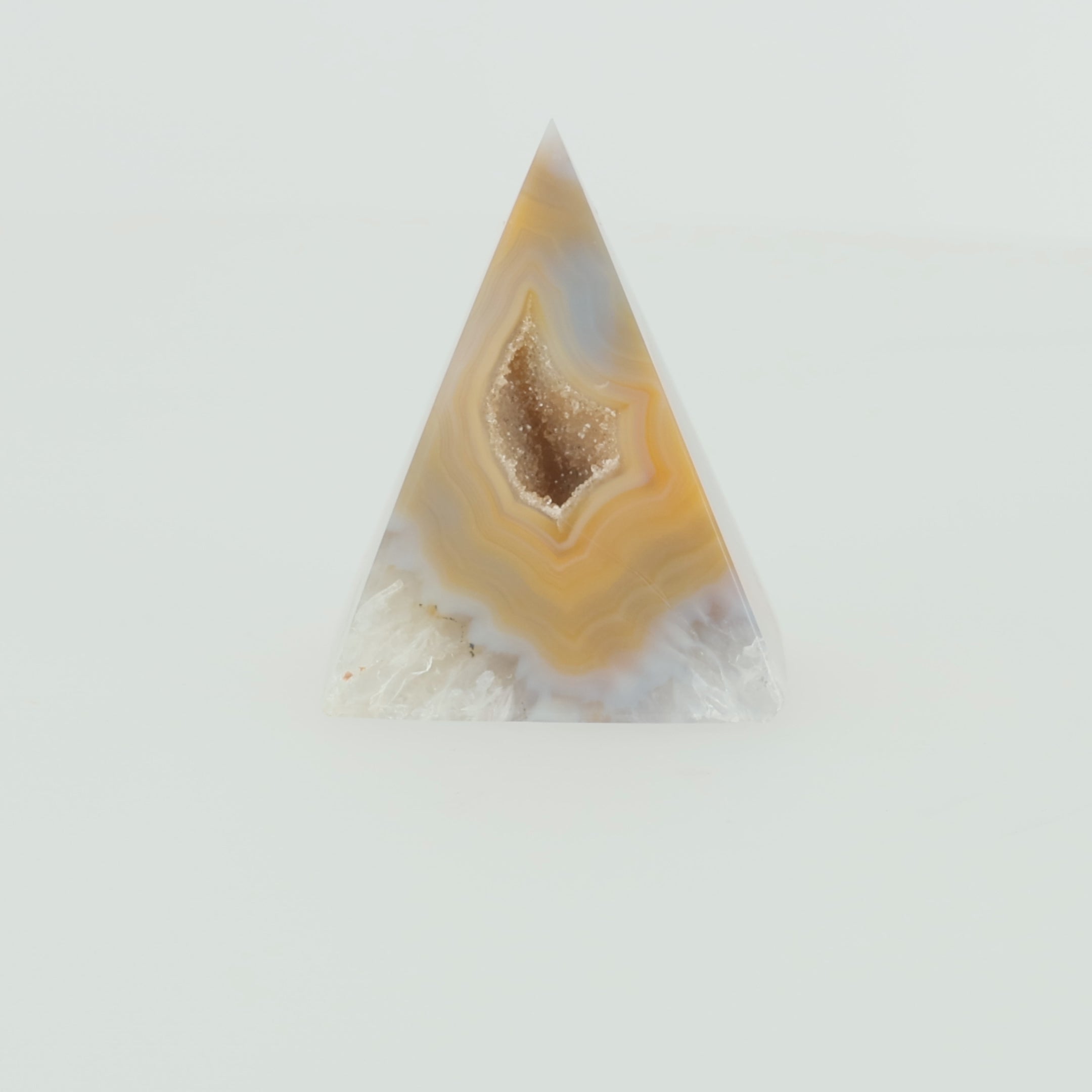 Video laden: Achat-Pyramide „Goldene Oase“ – Elegantes Naturkunstwerk mit Kristalldruse (#459)