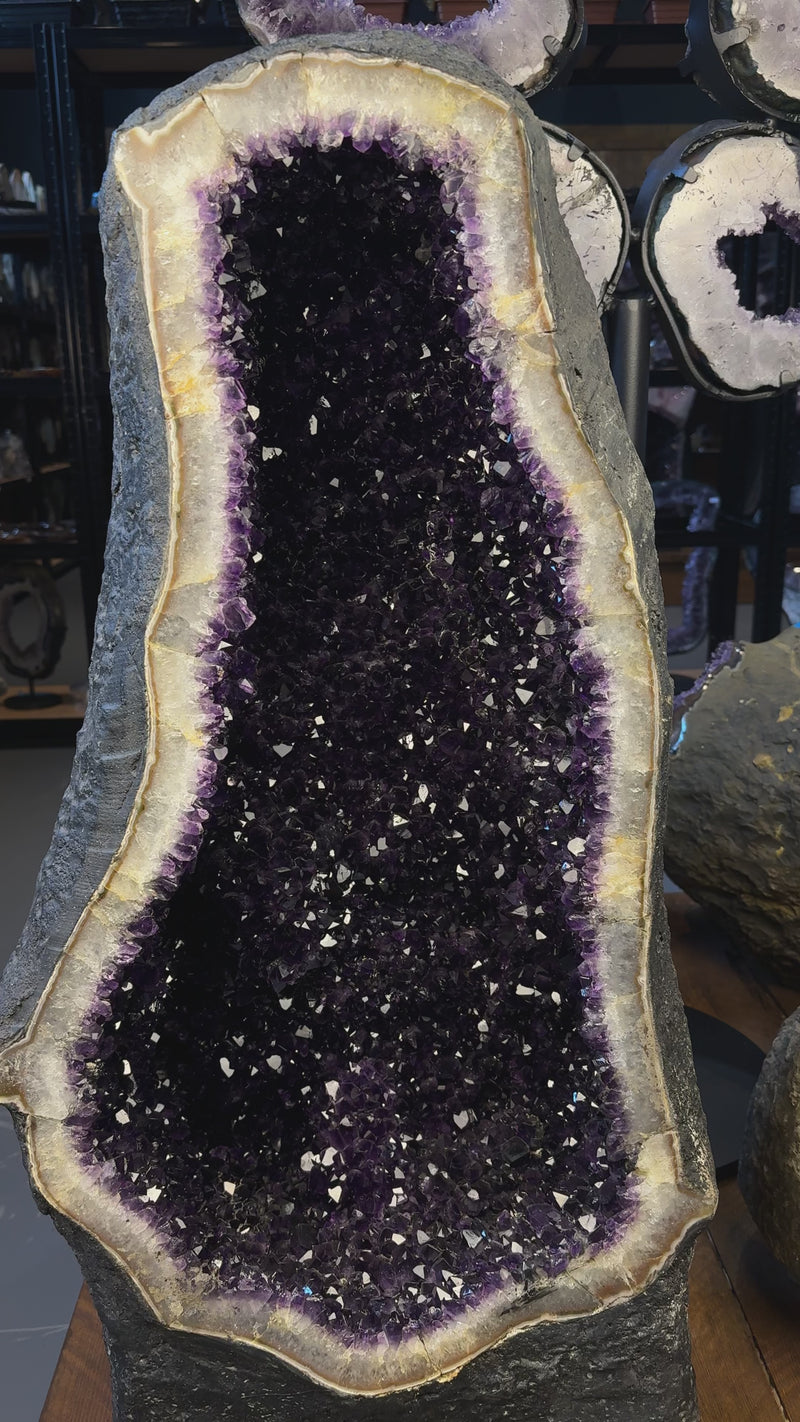 Amethyst Kathedrale 104,6 kg aus Uruguay mit tiefdunkler violetter Kristallhöhle und massiver Form