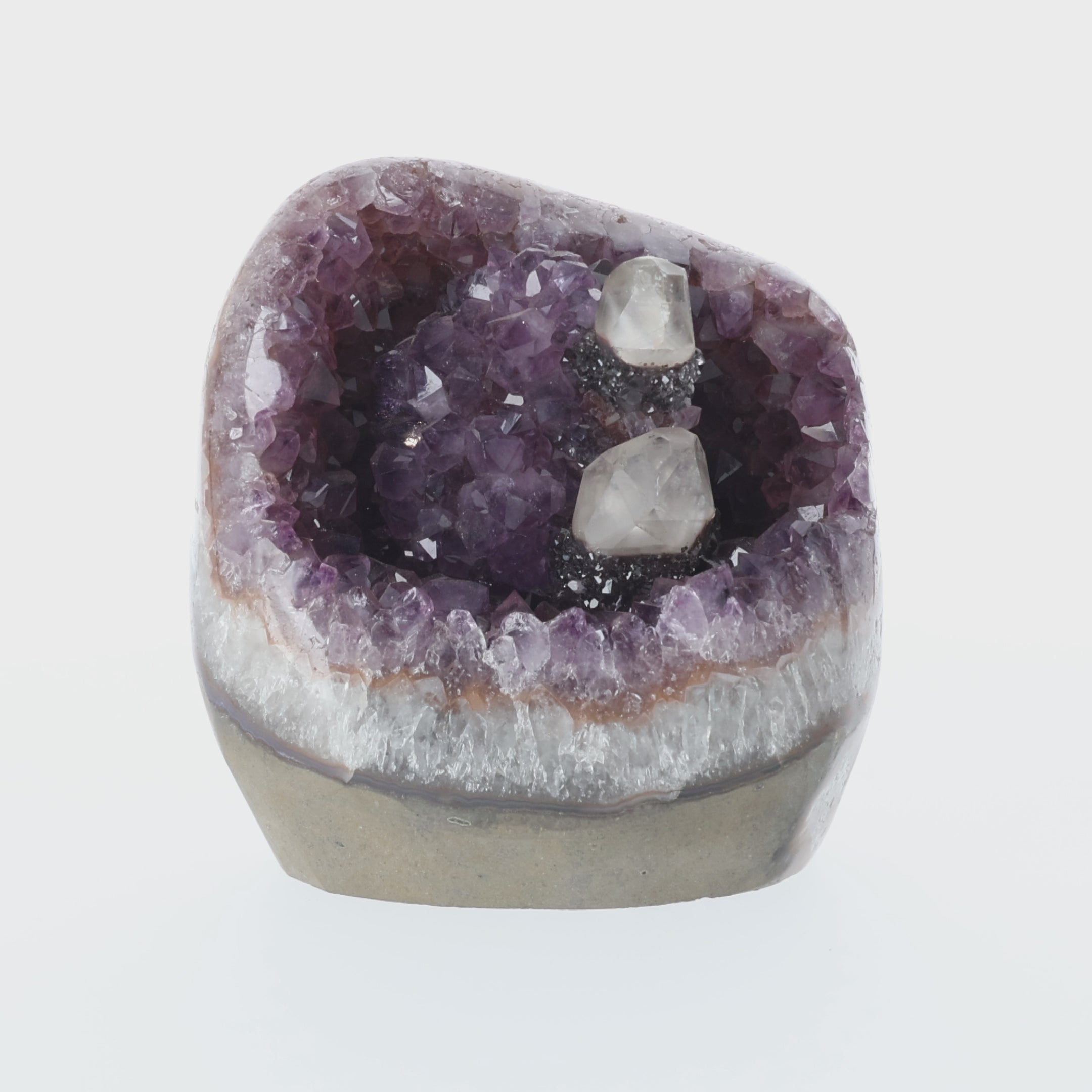 Video laden: Obsidian Crown - Amethyst mit Kalzit &amp; schwarzem Turmalin aus Uruguay (#005)