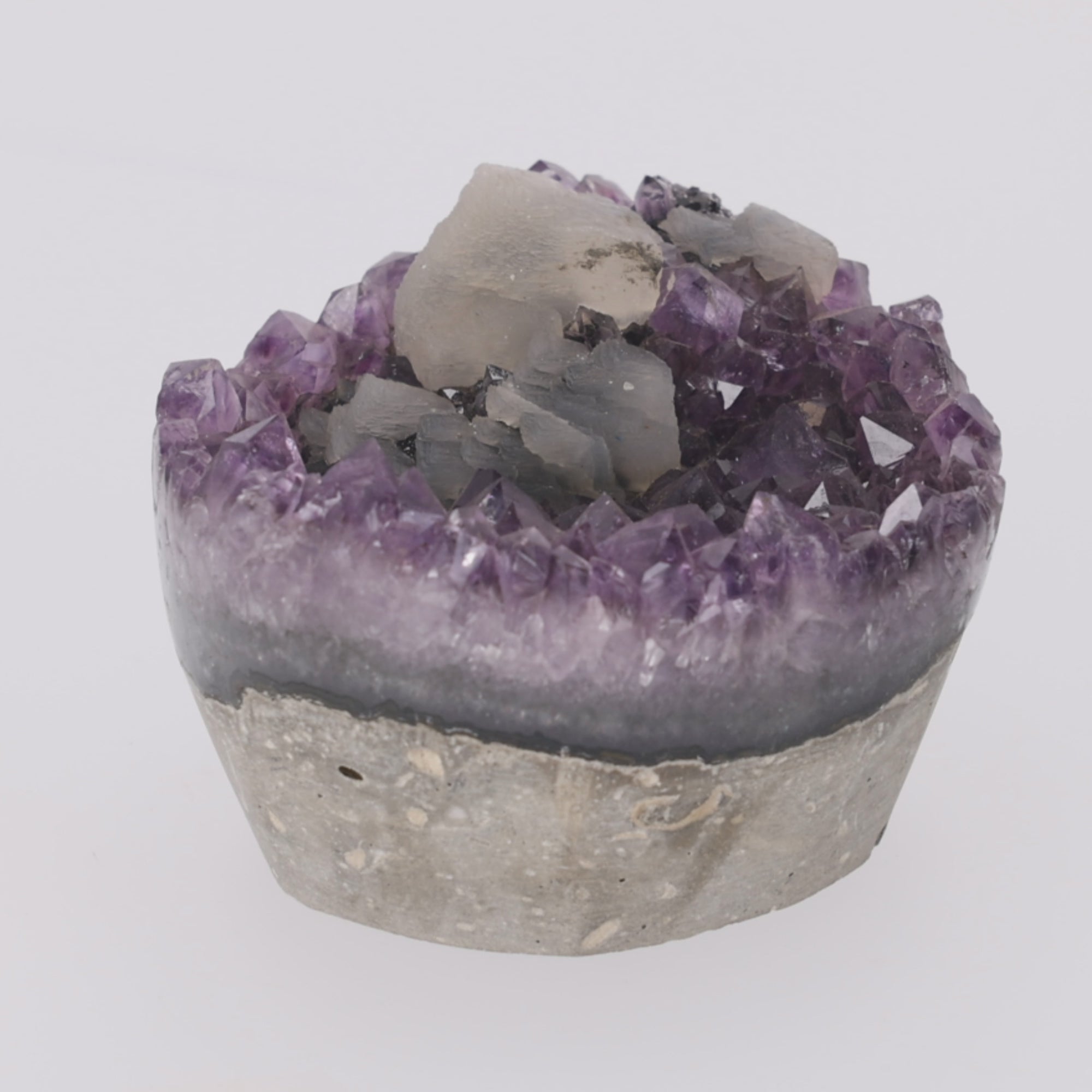 Video laden: Violet Crown ✦ Amethyst mit Calcit &amp; Turmalin-Einschlüssen – 1181 g Kristall-Unikat (#958)