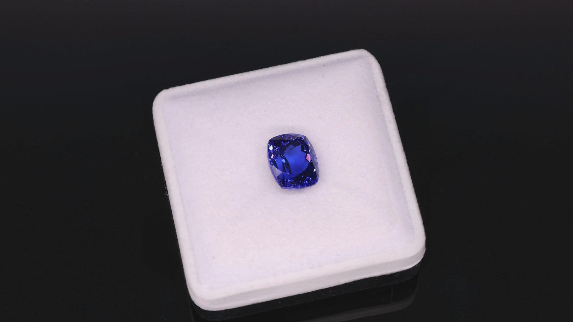 Load video: Tansanit 10,89 ct - IGI Zetifikat - Deep Violetish Blue - Rectangular Cushion Mixed Cut