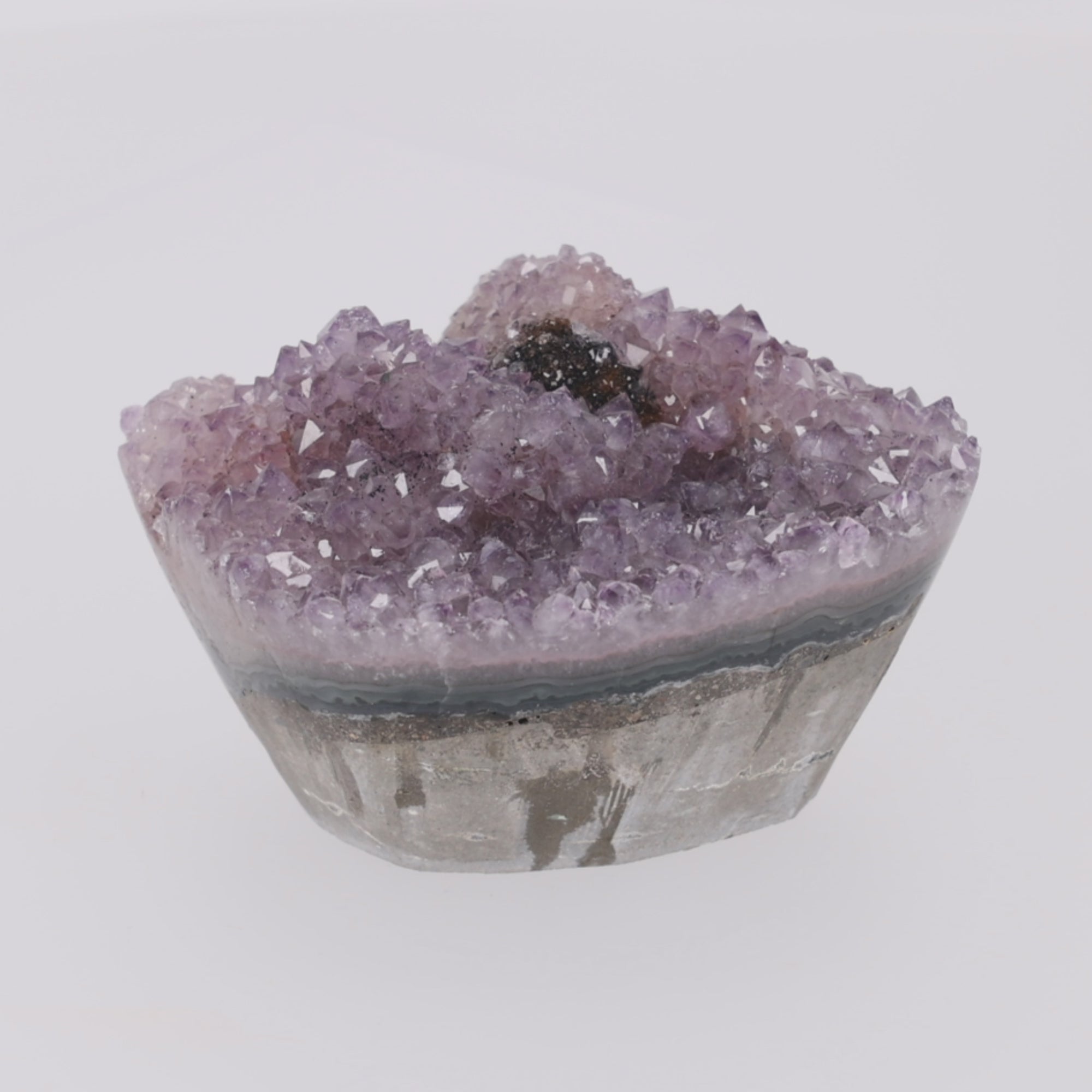 Video laden: Lavender Basin ✦ Amethyst-Druse mit Calcit &amp; Turmalin aus Uruguay | 954 g (#873)