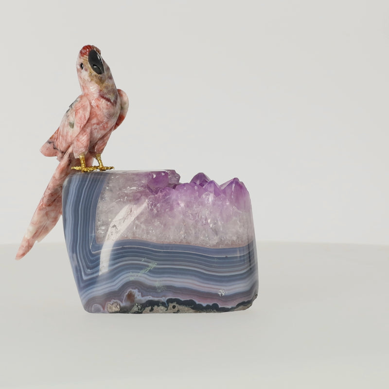 Amethyst-, Bergkristall- oder Achatstein aus Brasilien mit handgearbeiteten Vogelminiaturen aus verschiedenen Natursteinen.