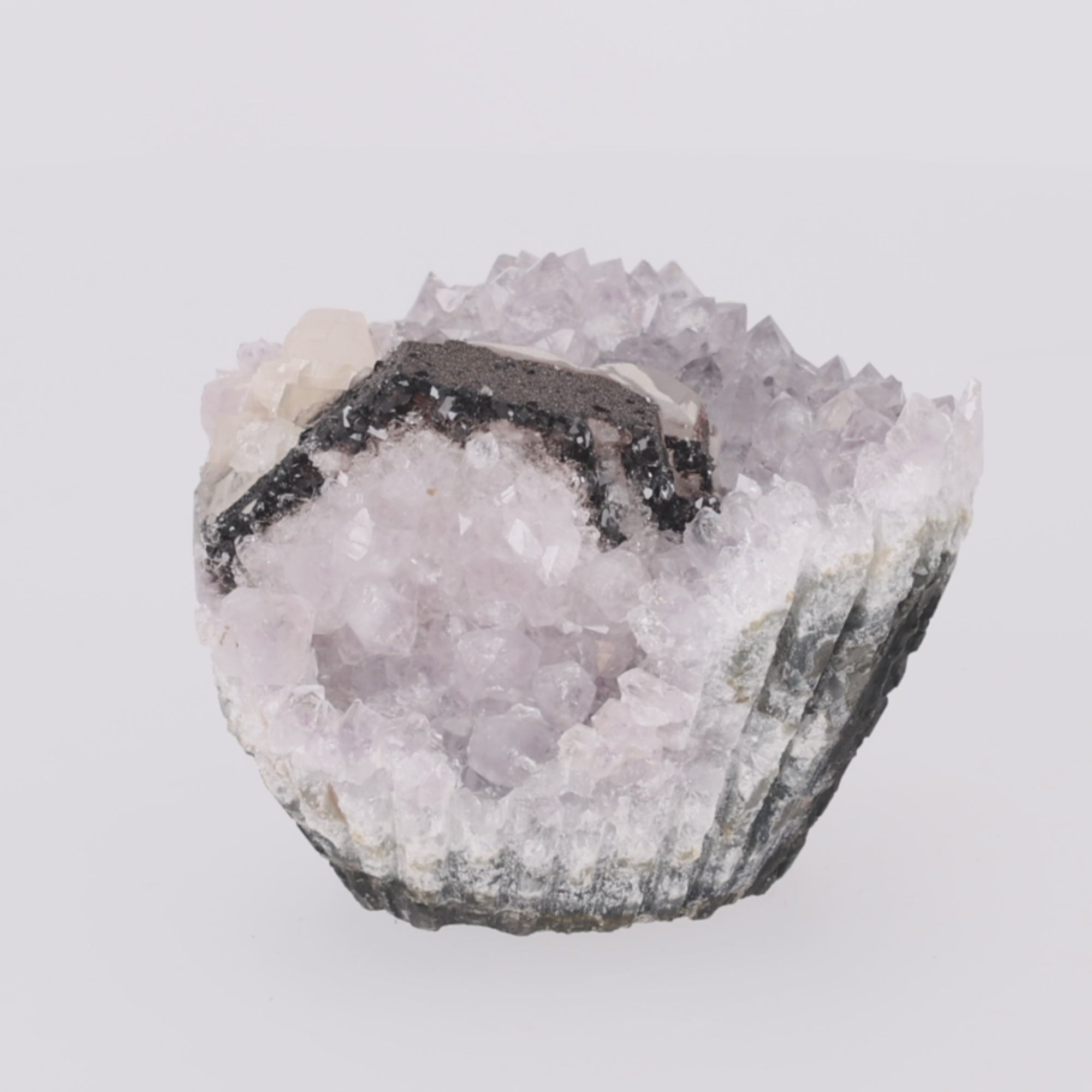 Video laden: Frosted Ridge ✦ Amethyst mit Calcit &amp; Turmalin aus Uruguay | 1.076 g (#812)