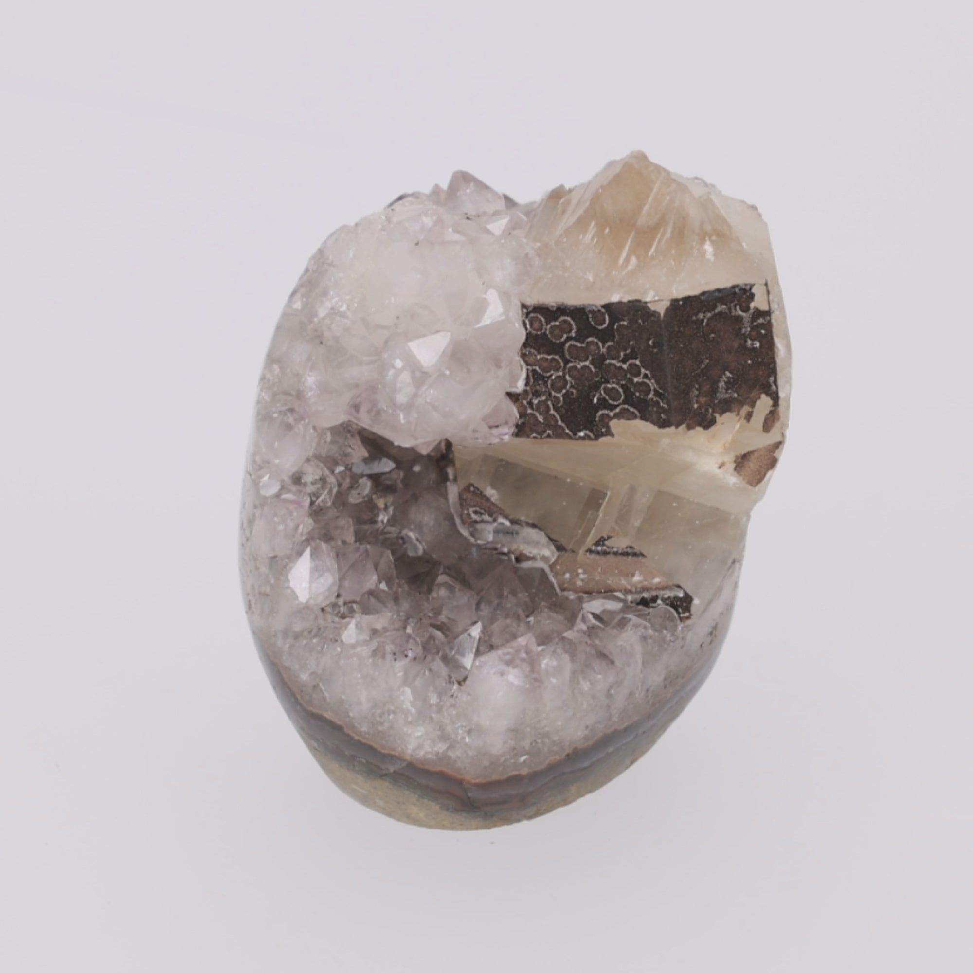 Video laden: Crystal Contrast ✦ Amethystdruse mit Calcit &amp; Turmalin | 735 g (#927)