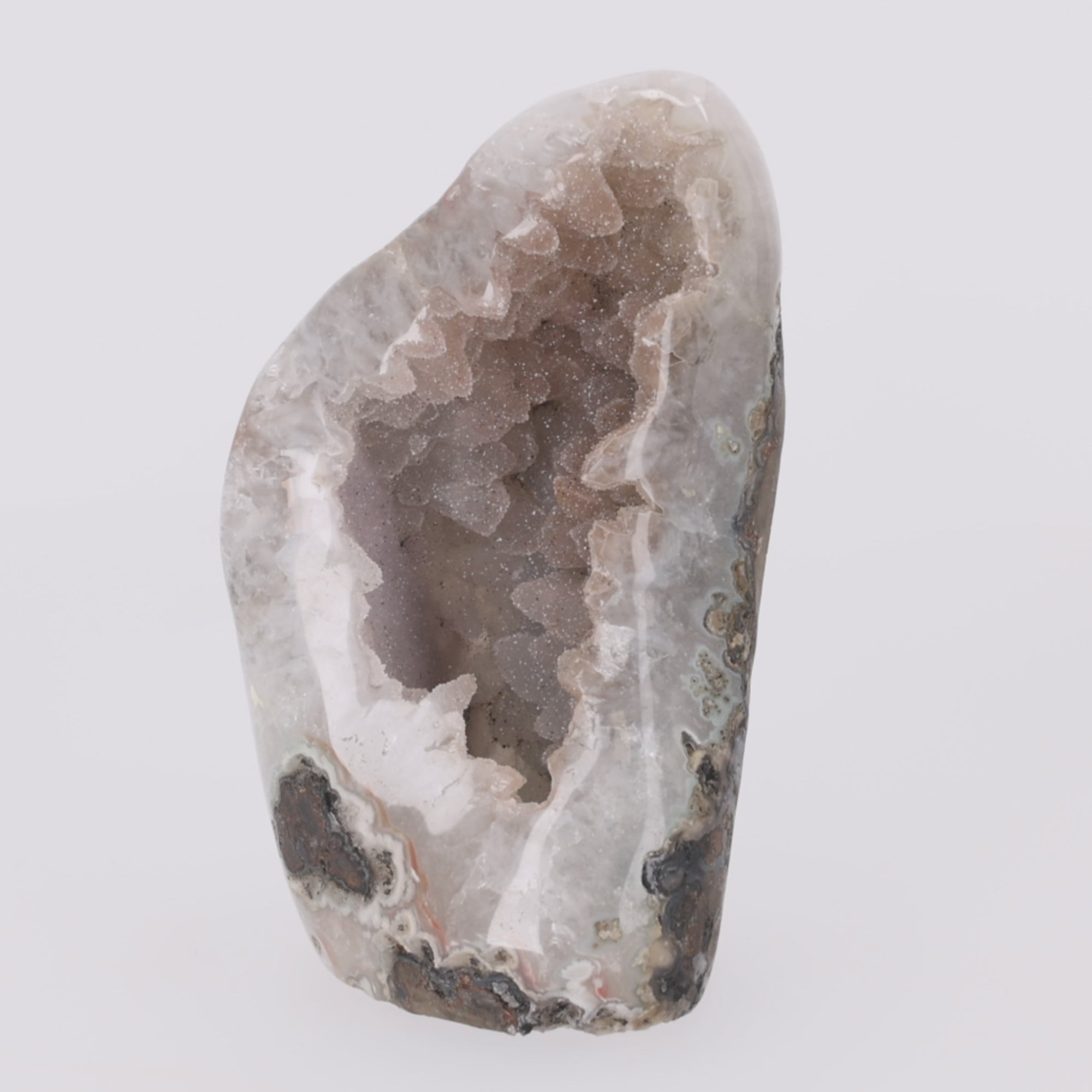 Video laden: Ivory Cavern ✦ Amethyst mit Drusy &amp; feinen Turmalin-Akzenten aus Uruguay | 2.165 g   (#794)