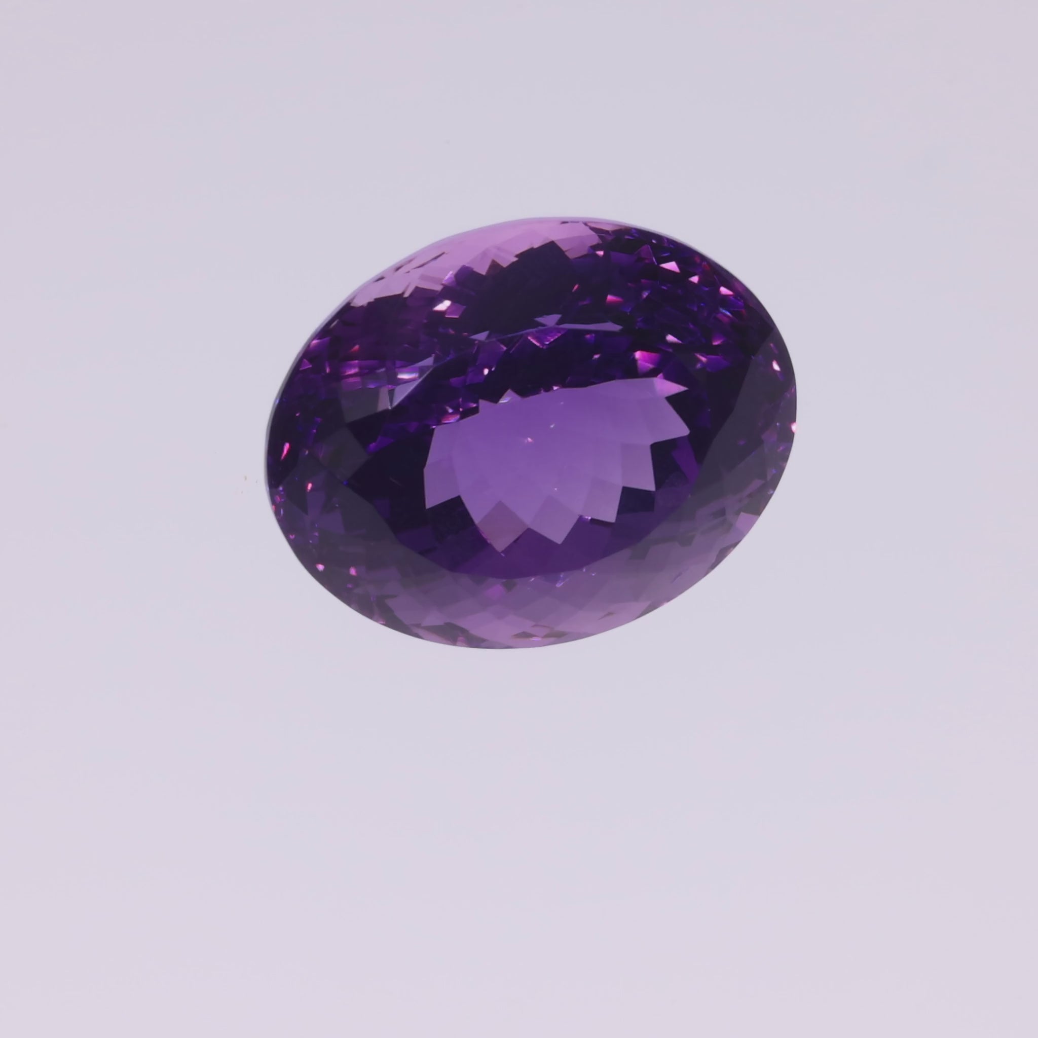 Video laden: 26,97 ct Amethyst Ovalschliff - Intensive Farbsättigung aus Brasilien
