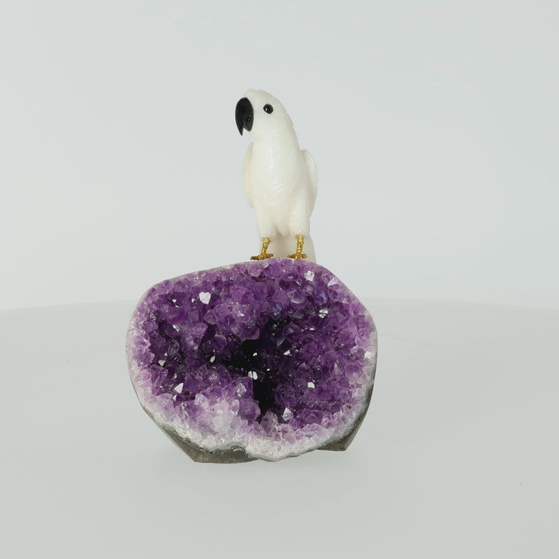 Amethyst-, Bergkristall- oder Achatstein aus Brasilien mit handgearbeiteten Vogelminiaturen aus verschiedenen Natursteinen.