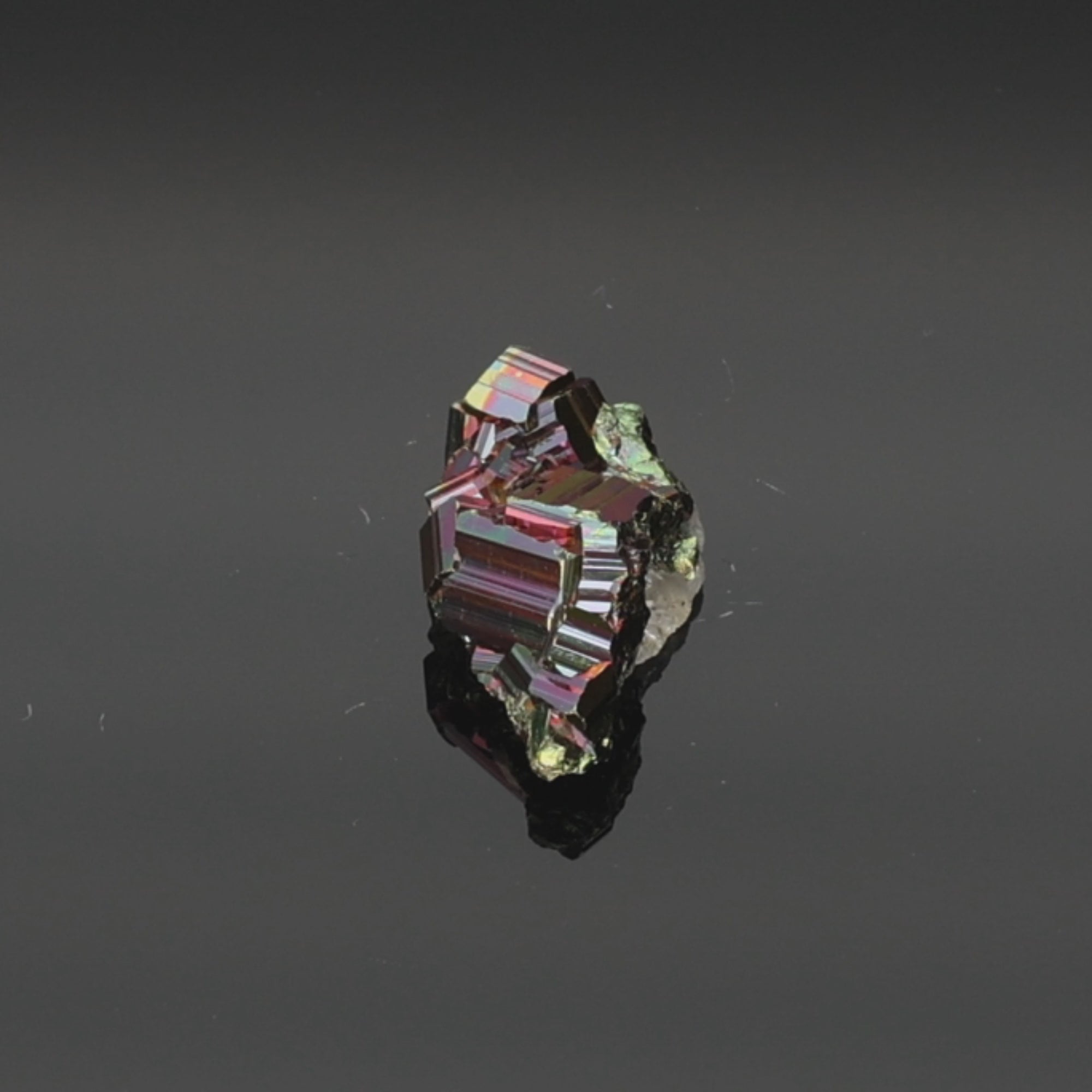 Load video: Neon Prism – Rainbow Pyrit aus Borneo, Indonesien – 29,82 g – Mineralien-Unikat (#1103)