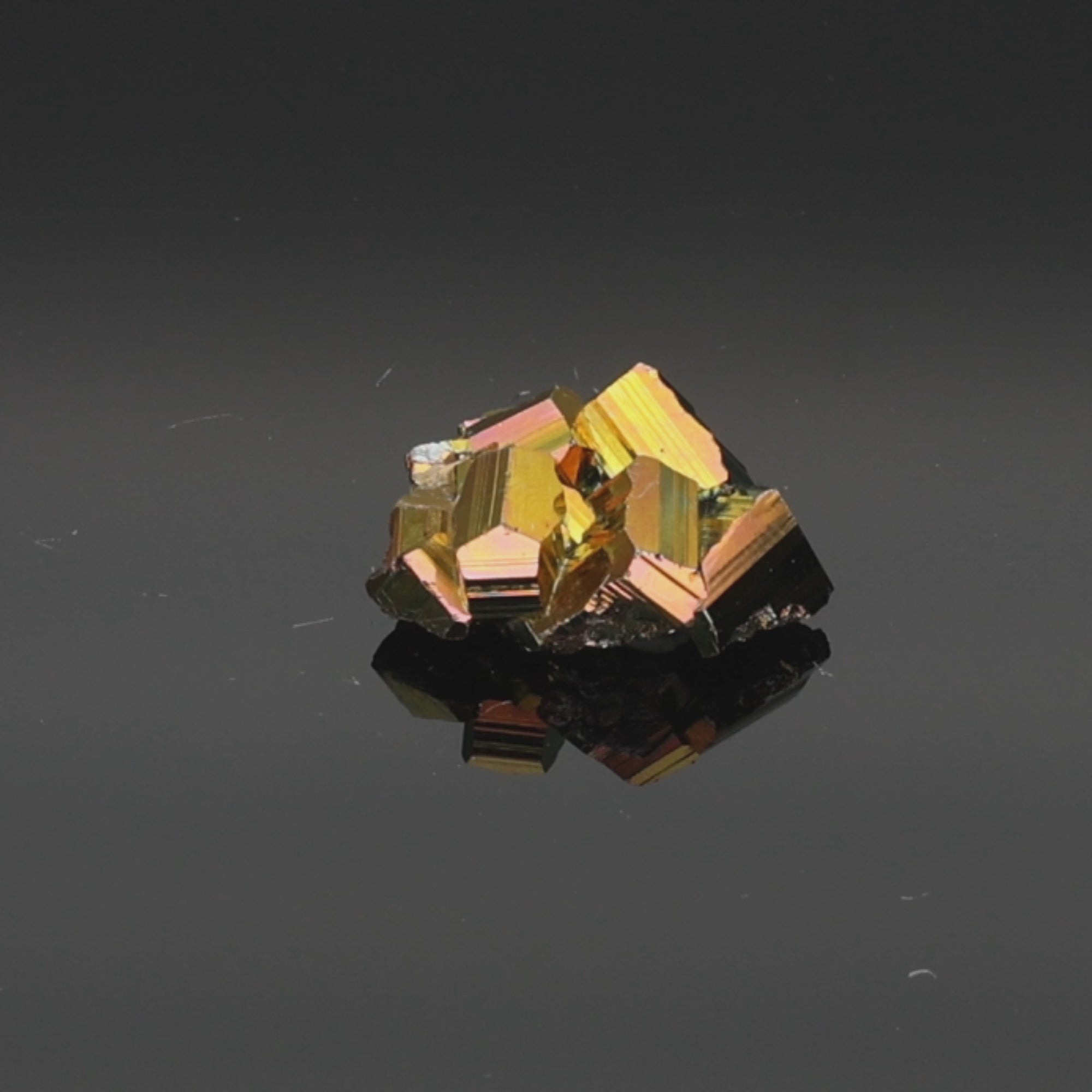 Load video: Neon Fragment – Rainbow Pyrit aus Borneo, Indonesien – 18,61 g – Mineralien-Unikat (#1111)