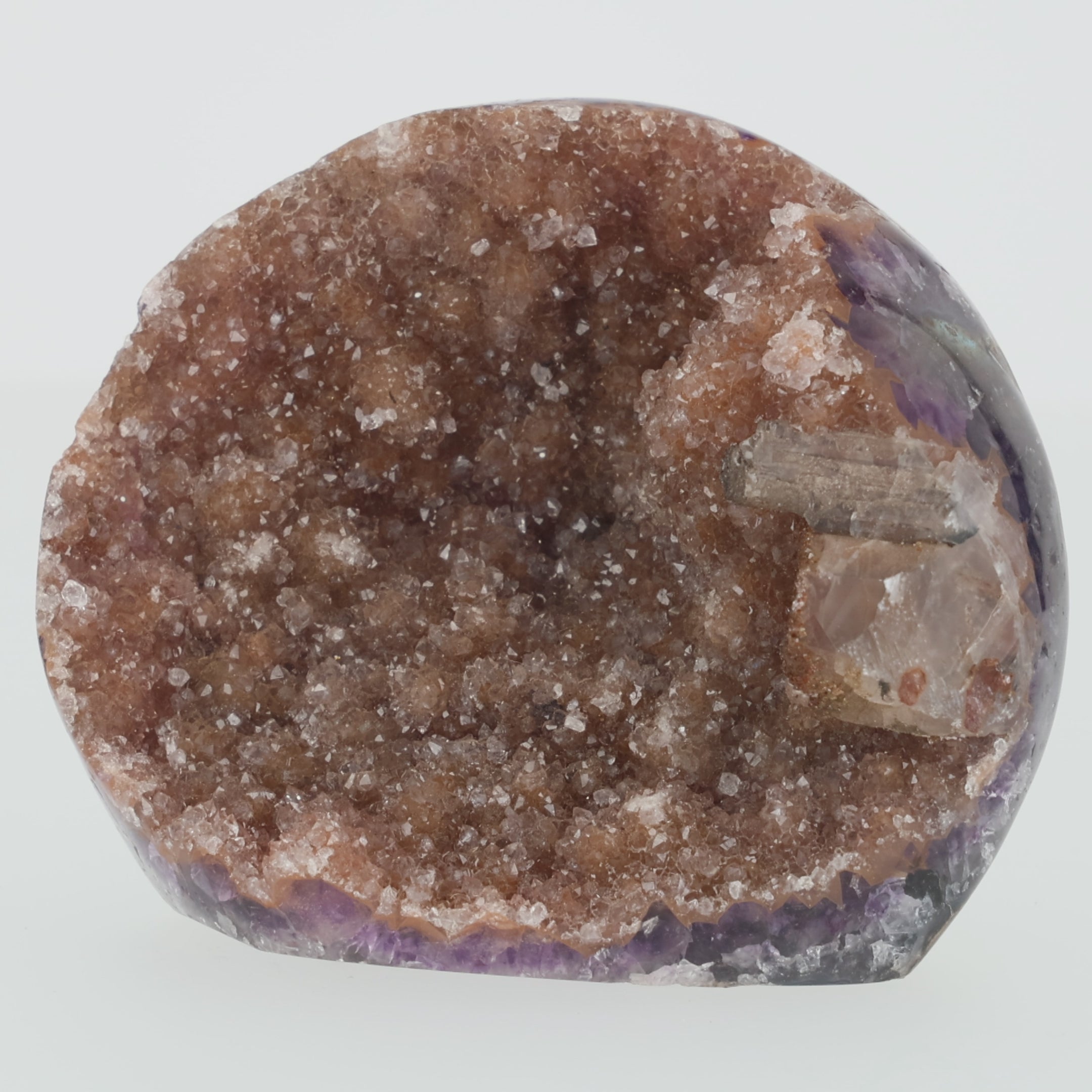Video laden: Außergewöhnliche Amethyst-Druse aus Uruguay mit Calcit und Quarz-Kristall (#510)