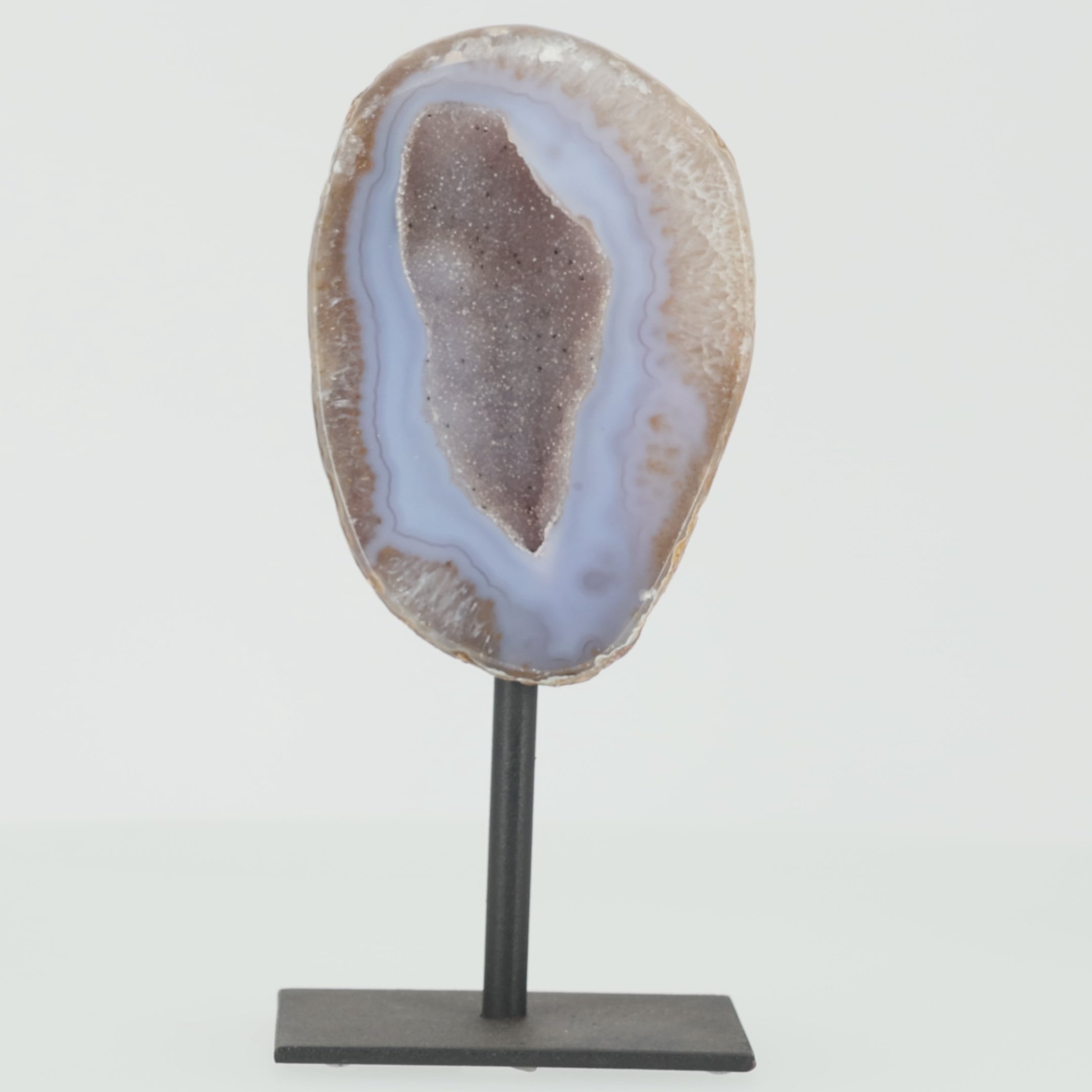 Load video: Achat-Geode „Himmelsschleier“ – Elegant mit zartem Kristallzentrum auf Metallständer #436)