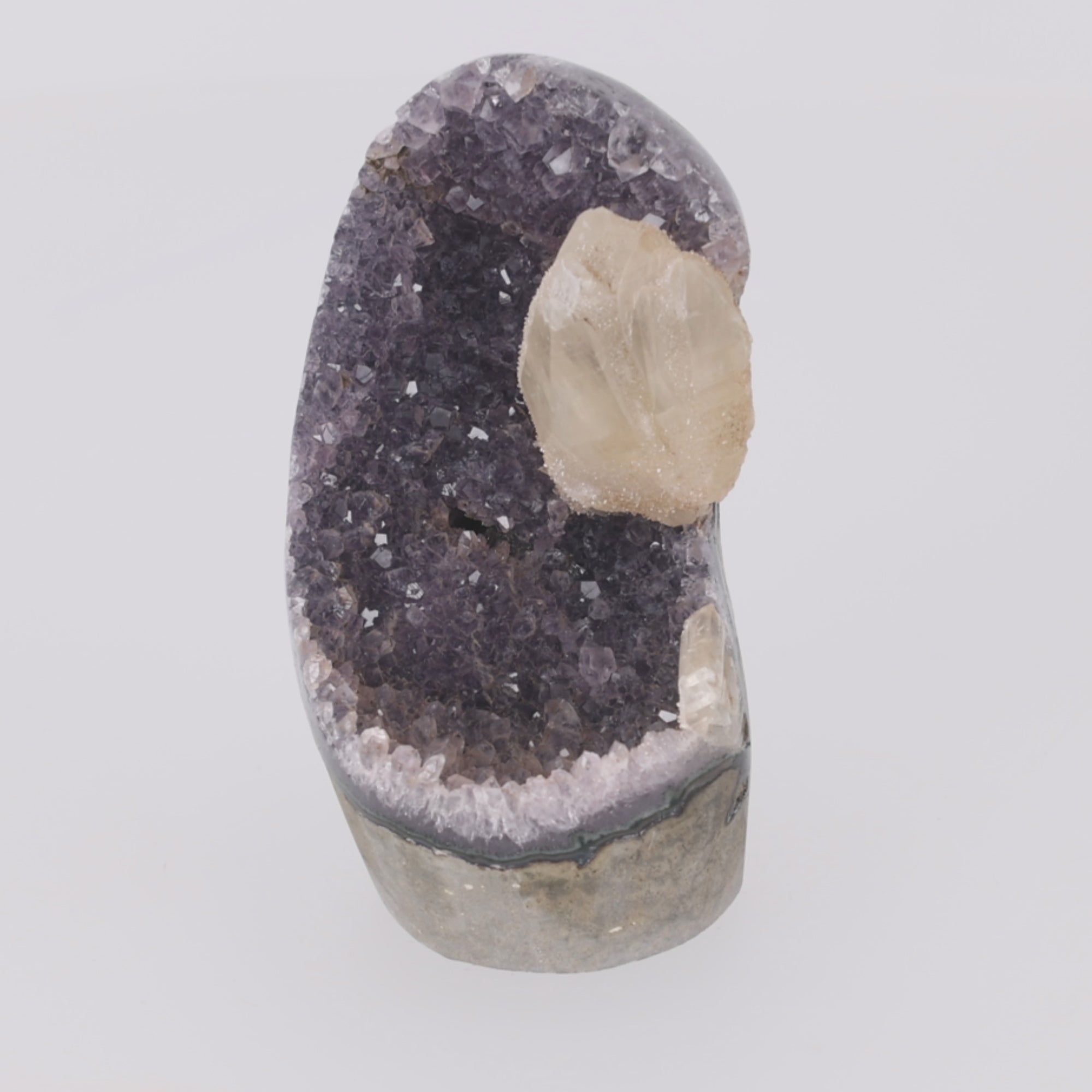 Video laden: Ivory Flame ✦ Amethyst-Druse mit Calcit aus Uruguay | 668 g (#850)