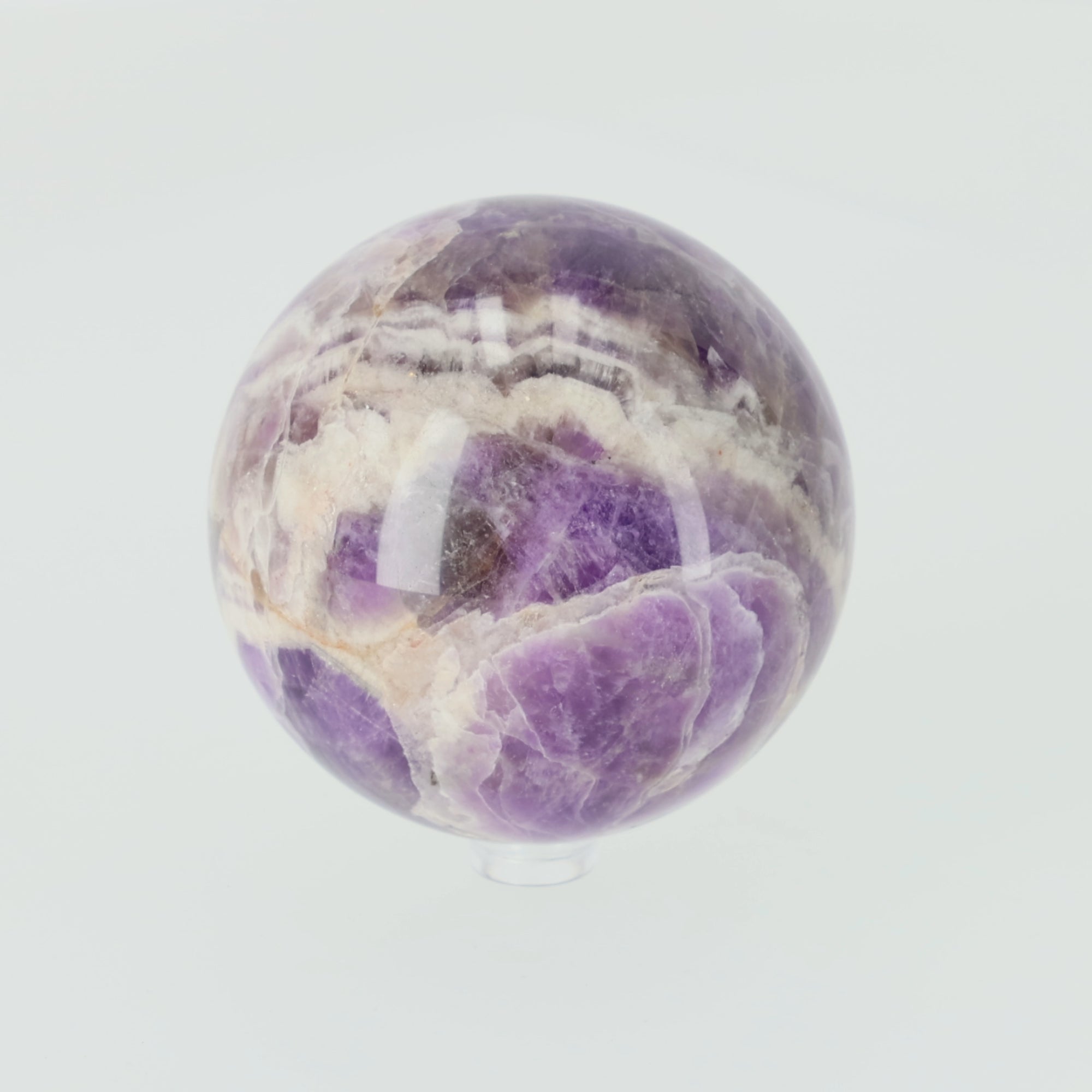 Video laden: Chevron Amethyst Kugel aus Brasilien – Ausdrucksstarke Bänderung in perfekter Kugelform | 680g Unikat (#614)