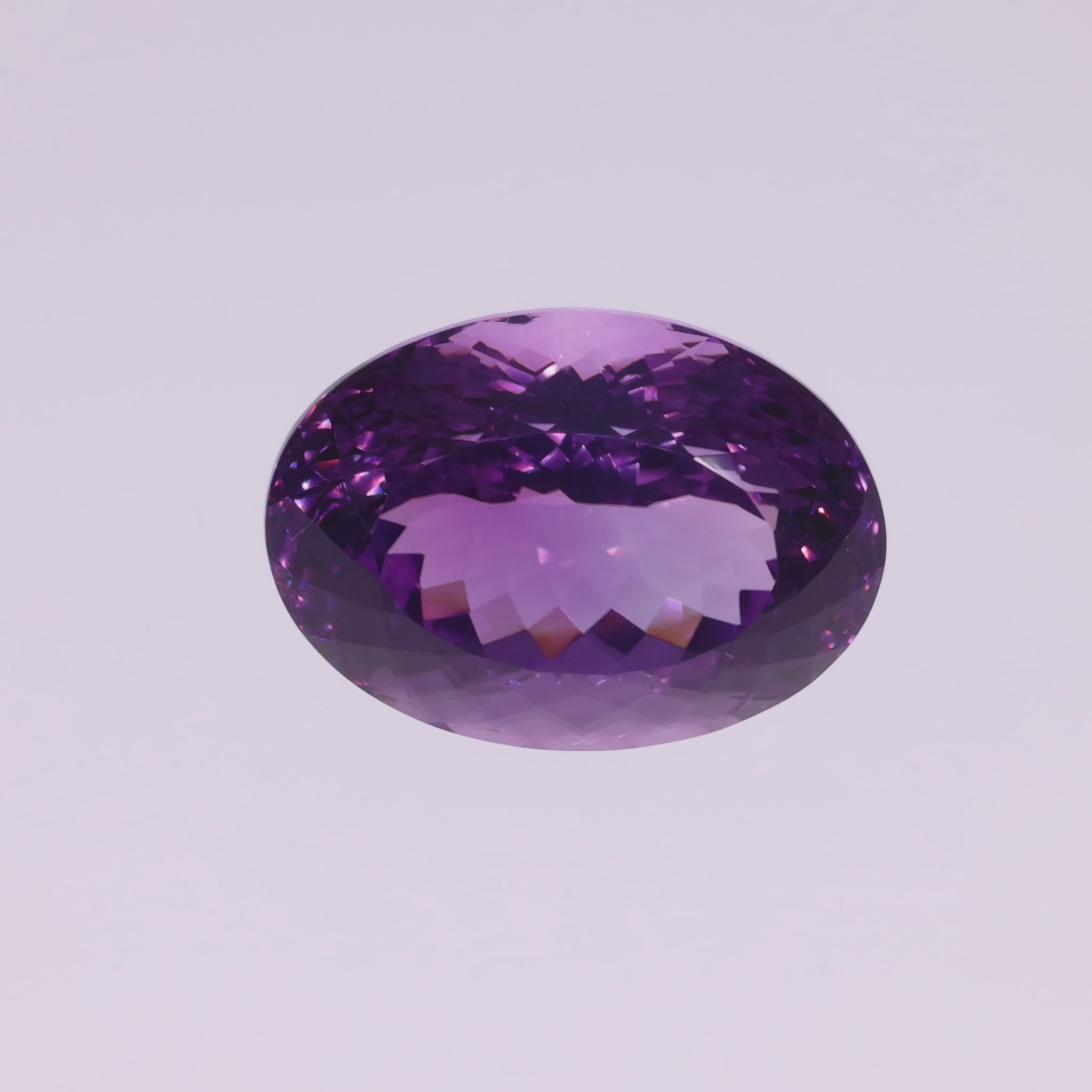 Video laden: 28,38 ct Amethyst Ovalschliff - Brillante Symmetrie - Tiefviolett aus Brasilien