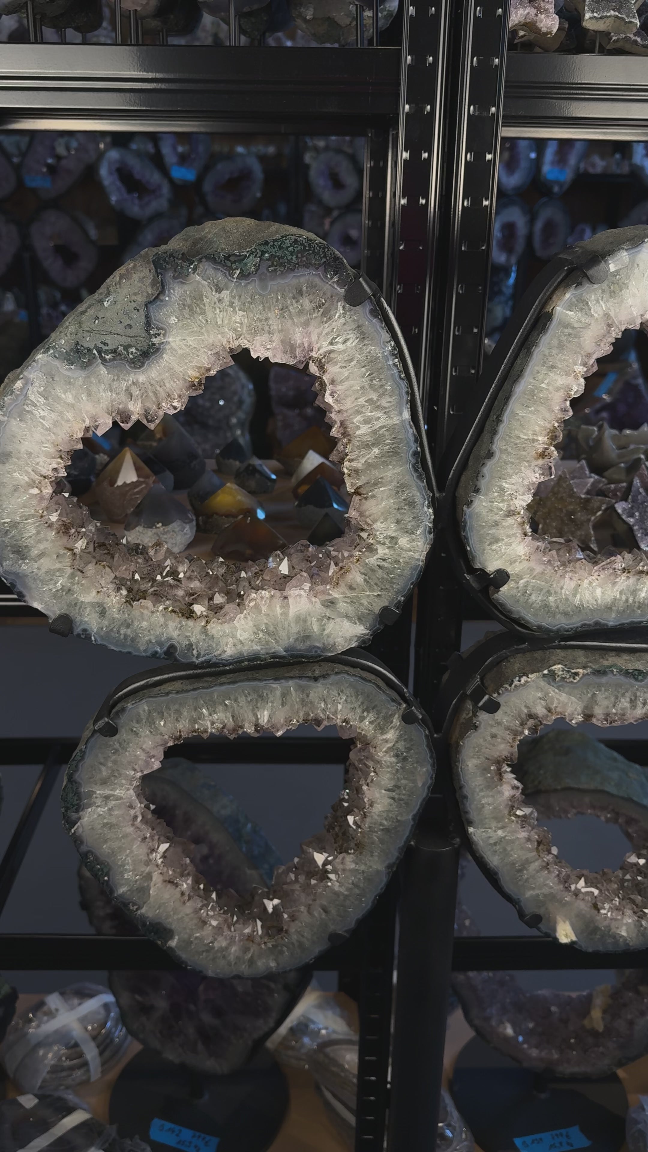 Load video: Amethyst Portal Scheiben in Blumenform auf Stahlständer dekorativ angeordnet