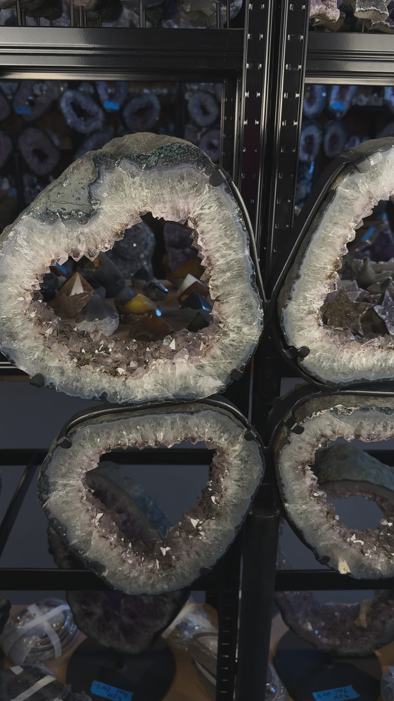 Amethyst Portal Scheiben in Blumenform auf Stahlständer dekorativ angeordnet