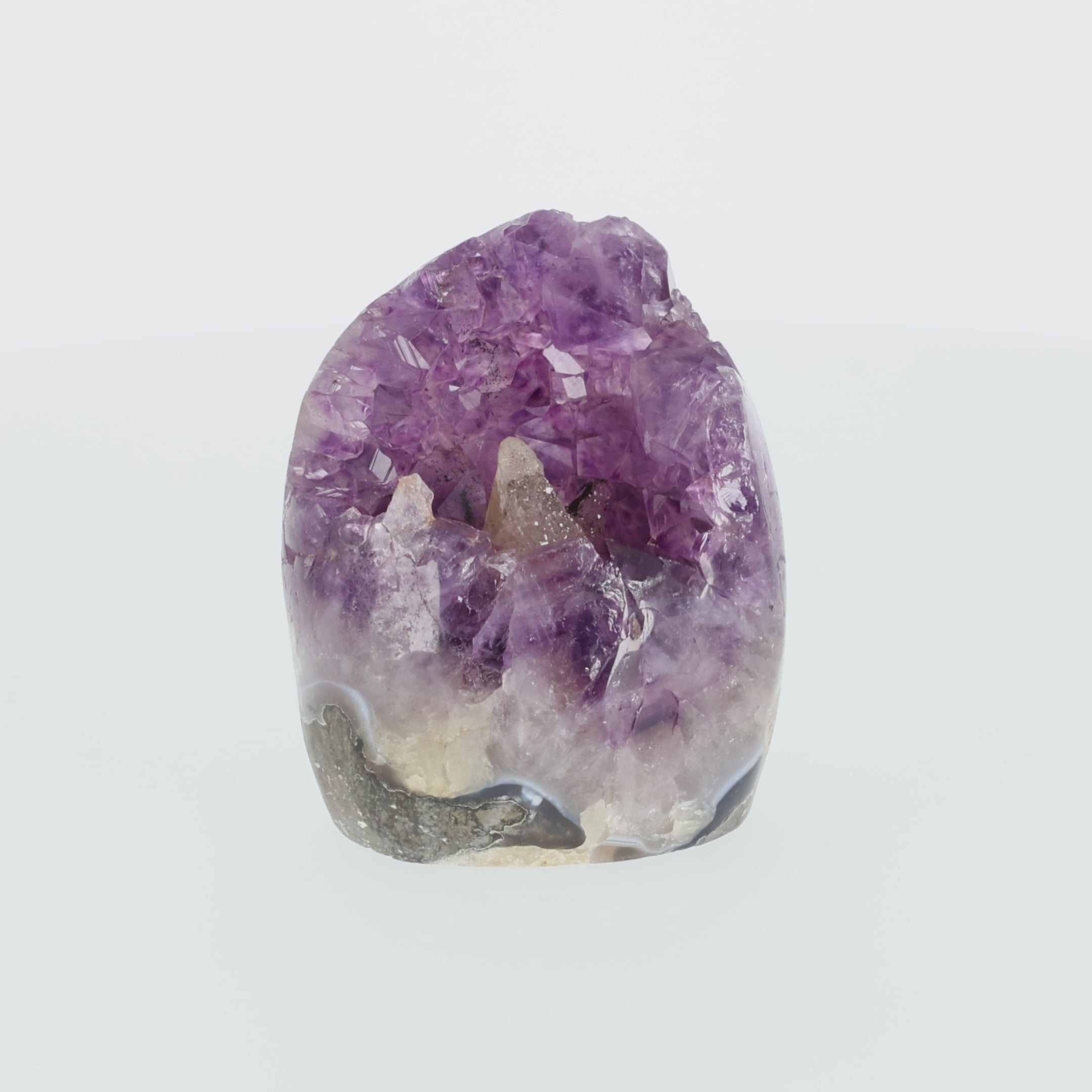 Load video: Amethyst mit Calcit aus Uruguay, Amethystkristalle mit hellen Calcitformationen, natürlich gewachsenes Mineralunikat.